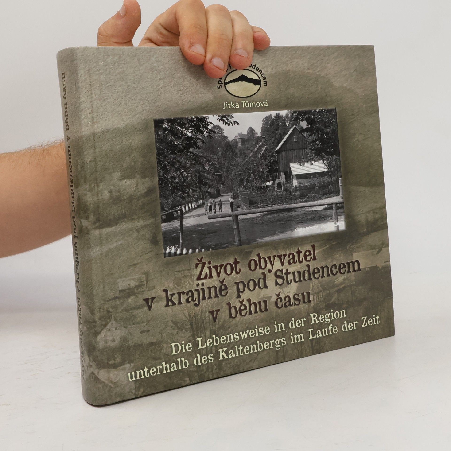 Jana Kraus Život obyvatel v krajině pod Studencem v běhu času. / Die Lebensweise in der Region unterhalb des Kaltenbergs im Laufe der Zeit.
