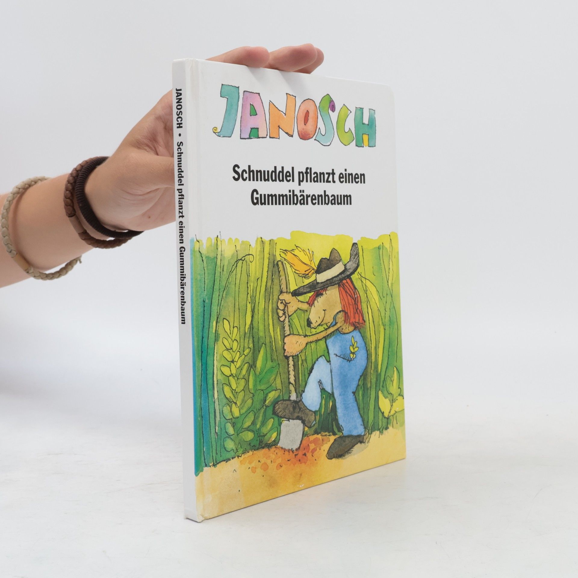 Janosch Schnuddel pflanzt einen Gummibärenbaum