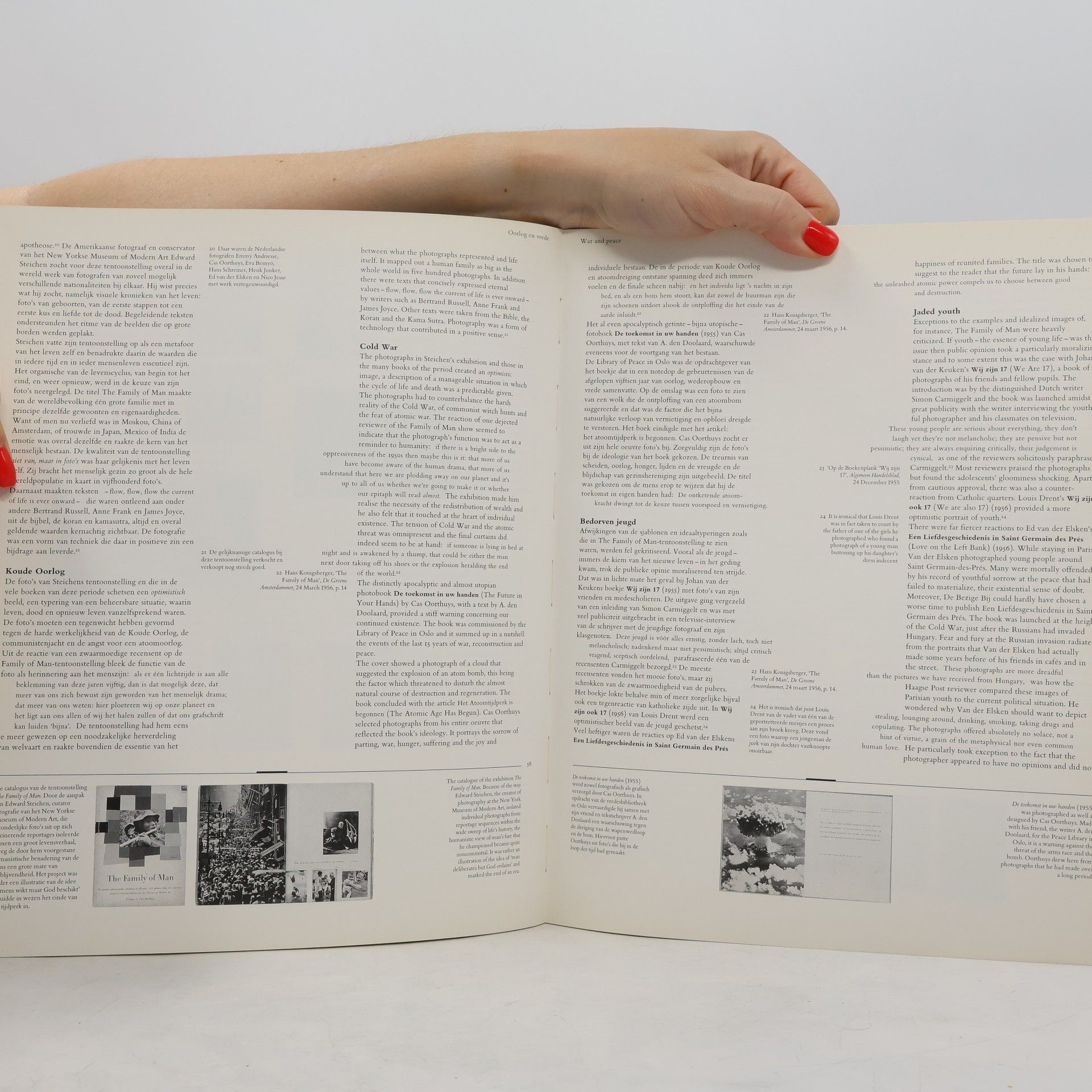 Various authors Photography between Covers. Foto in omslag