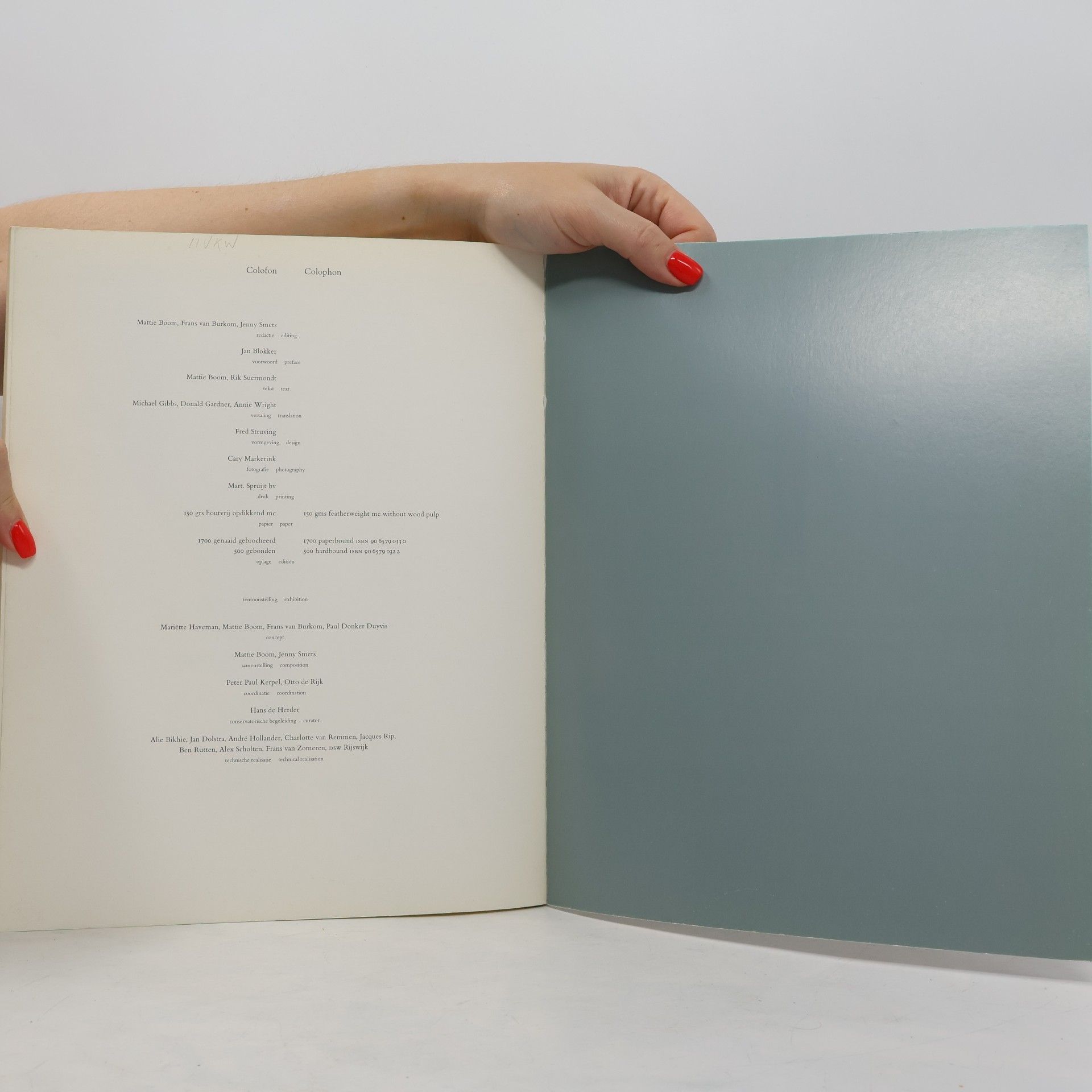 Various authors Photography between Covers. Foto in omslag