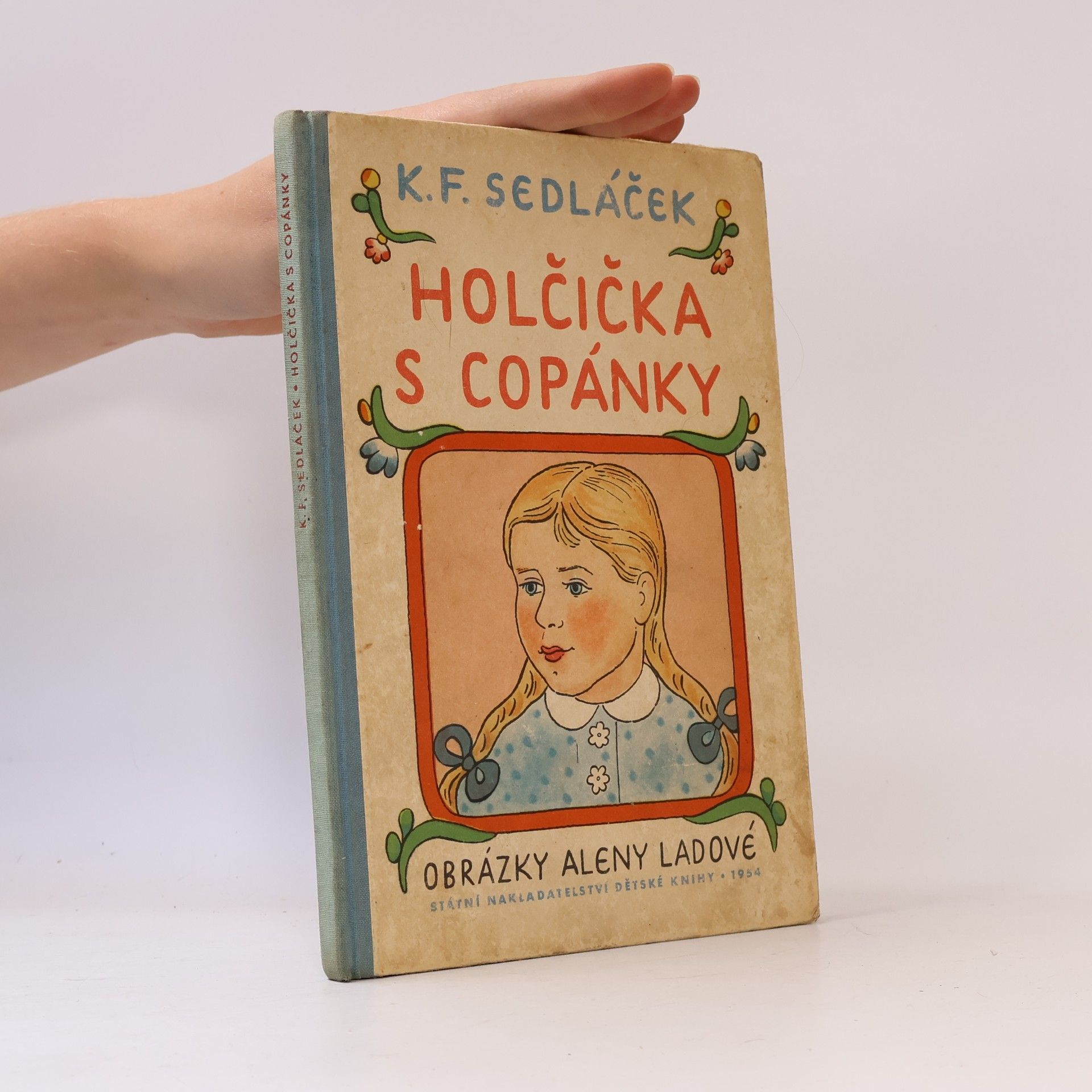 Ladová Alena Holčička s copánky