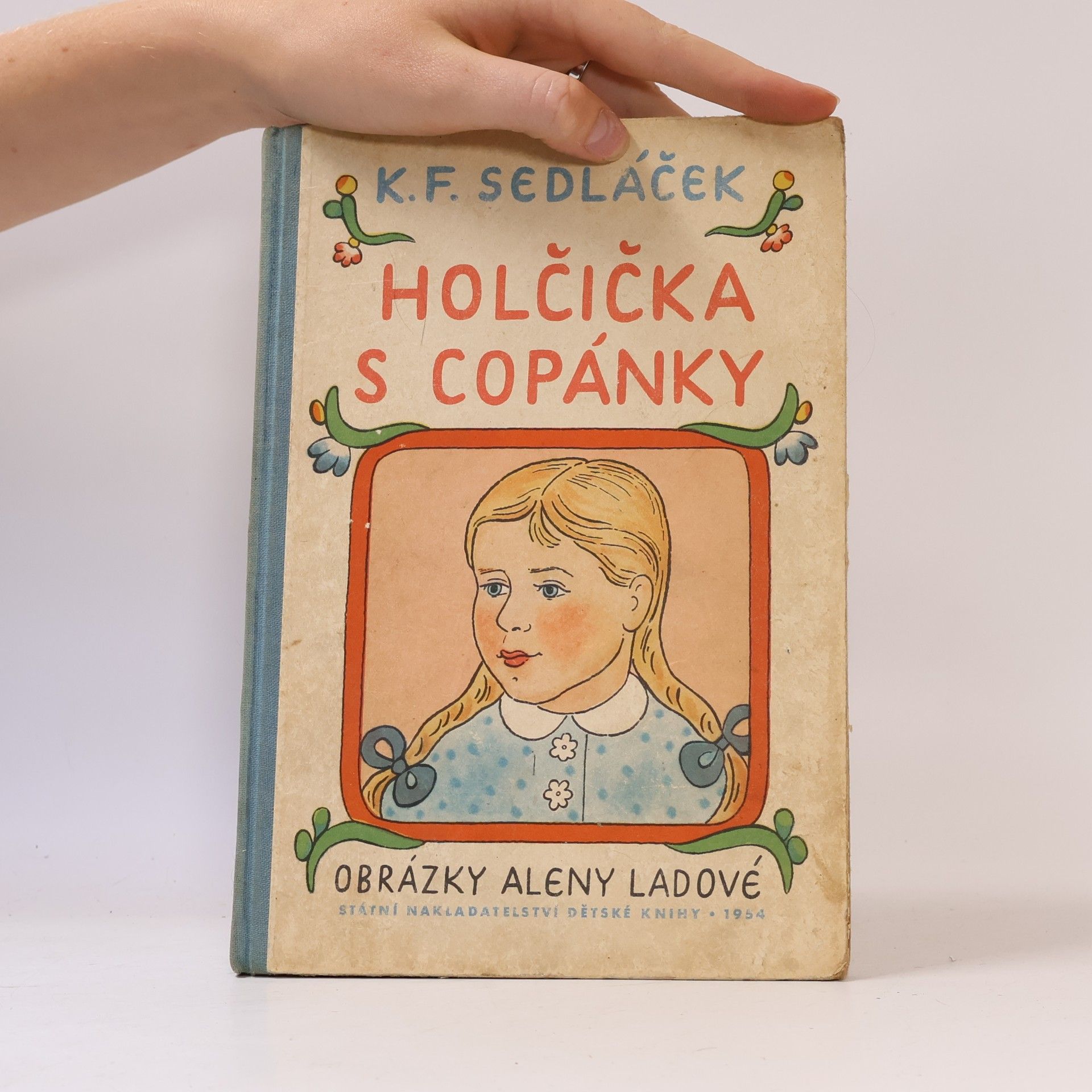 Ladová Alena Holčička s copánky