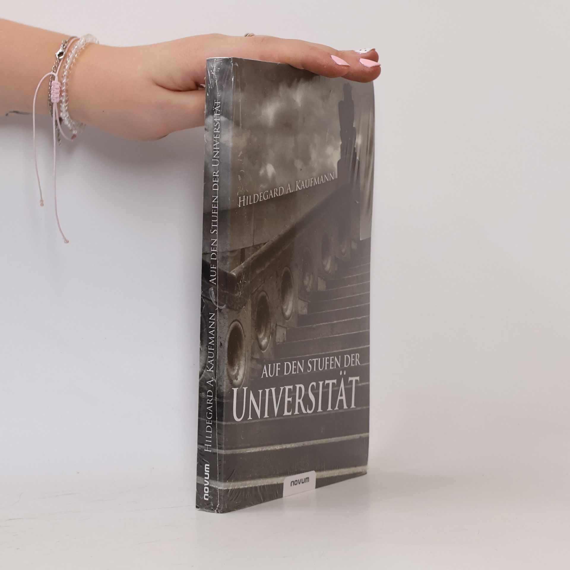 Hildegard A. Kaufmann Auf den Stufen der Universität (volně přeloženo jako Na schodech