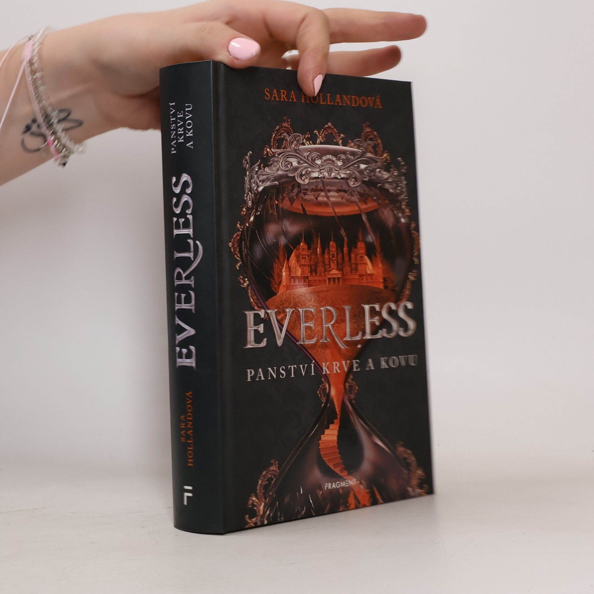 Sara Holland Everless: Panství krve a kovu