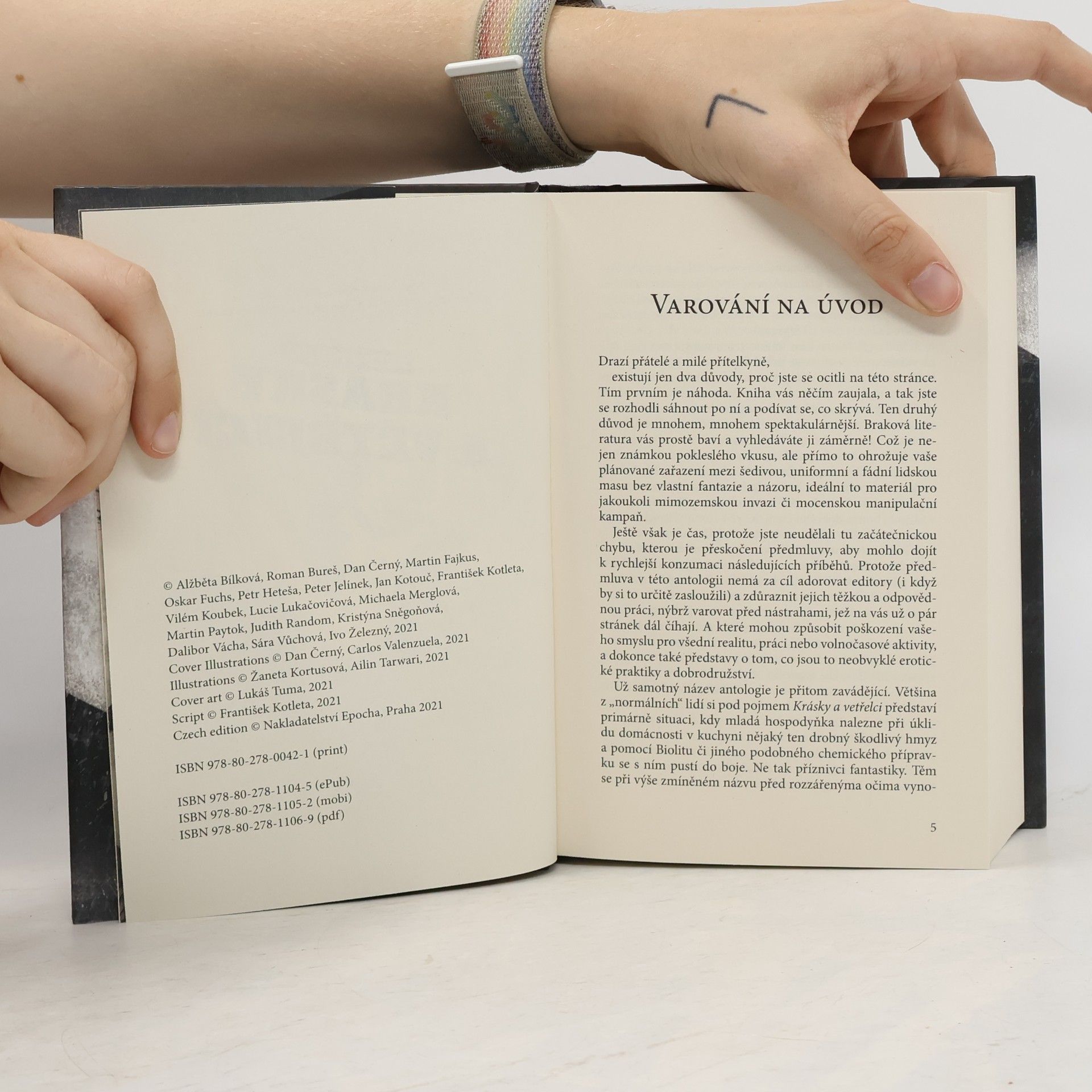 Autorenkollektiv Krásky a vetřelci