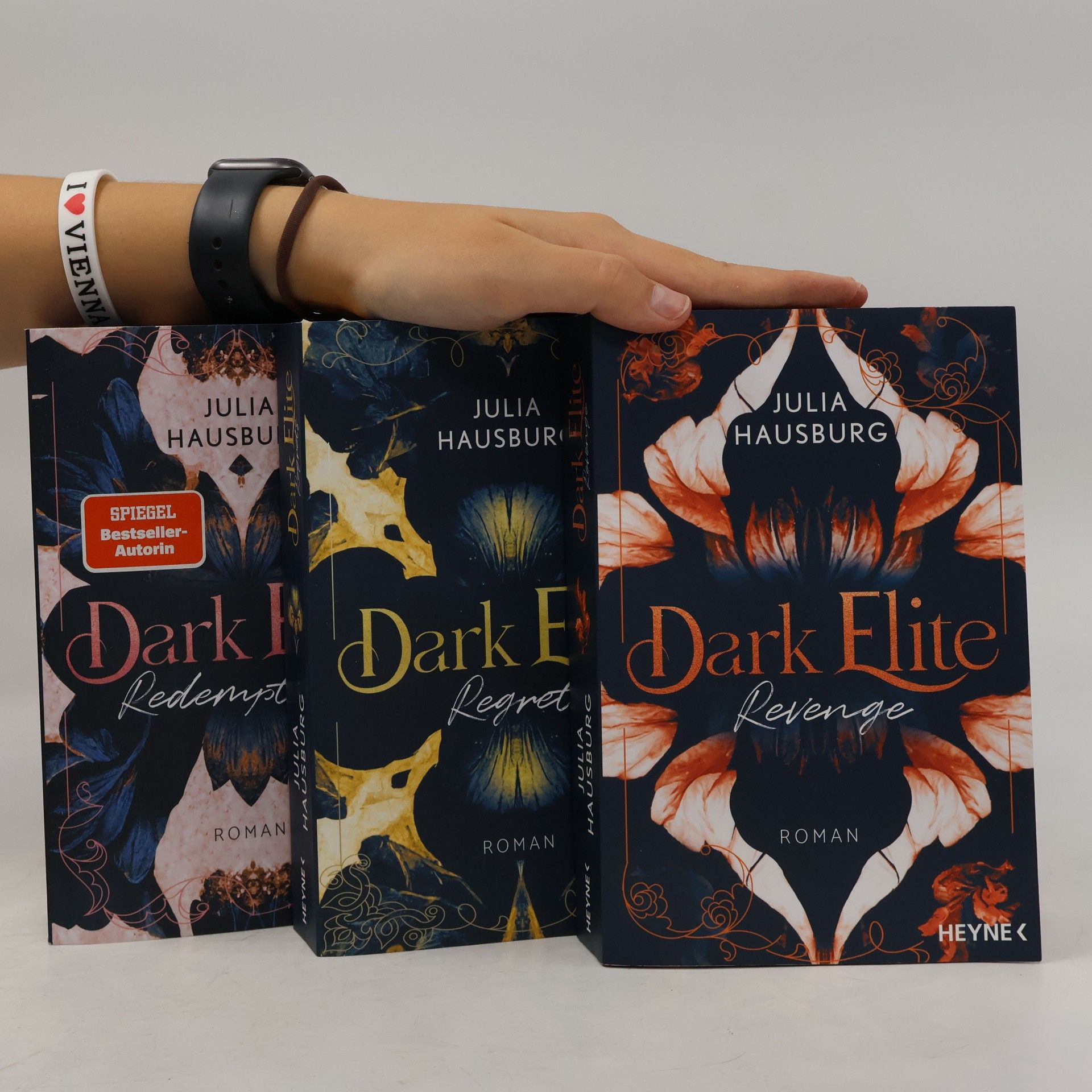 Julia Hausburg Dark Elite 1-3