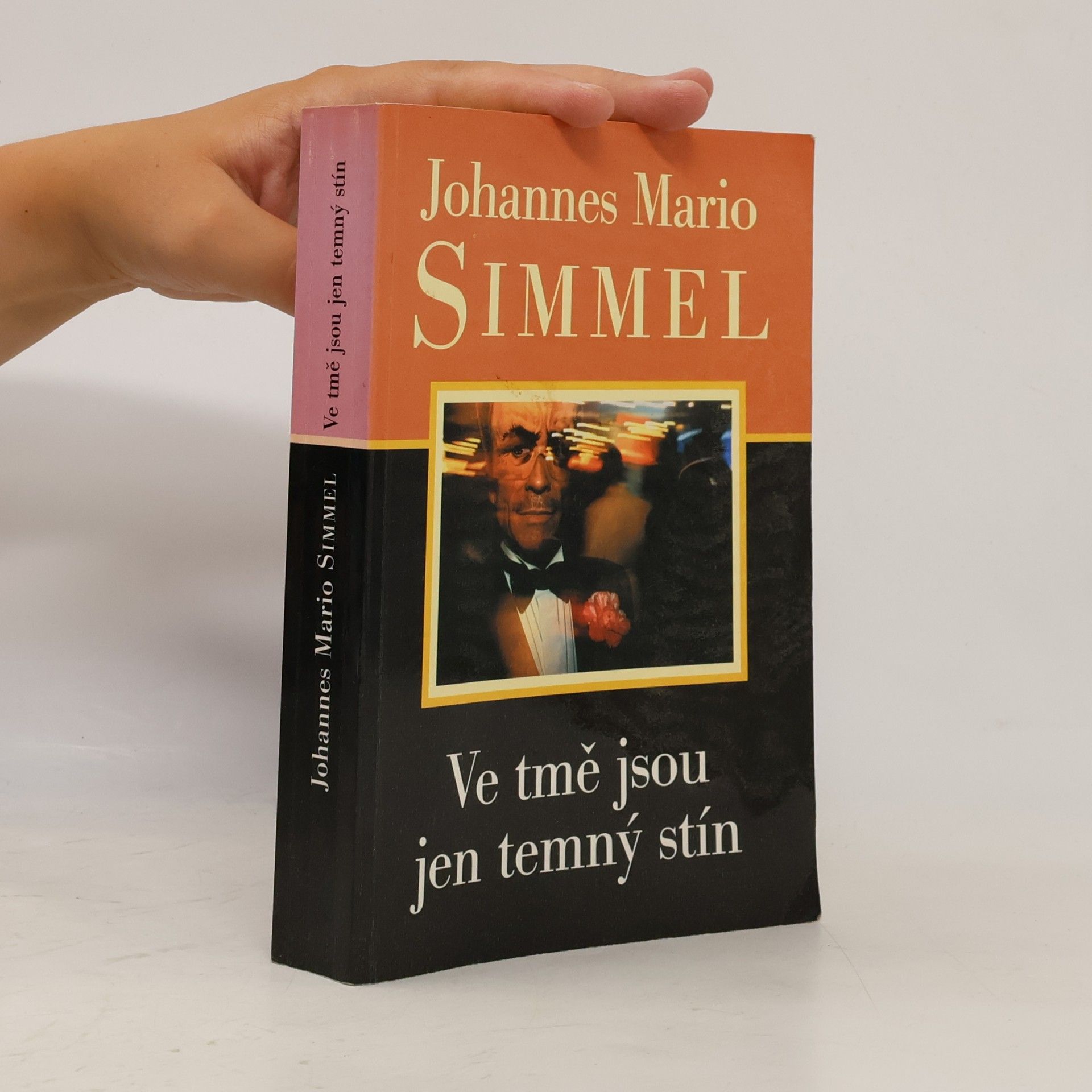 Johannes Mario Simmel Ve tmě jsou jen temný stín