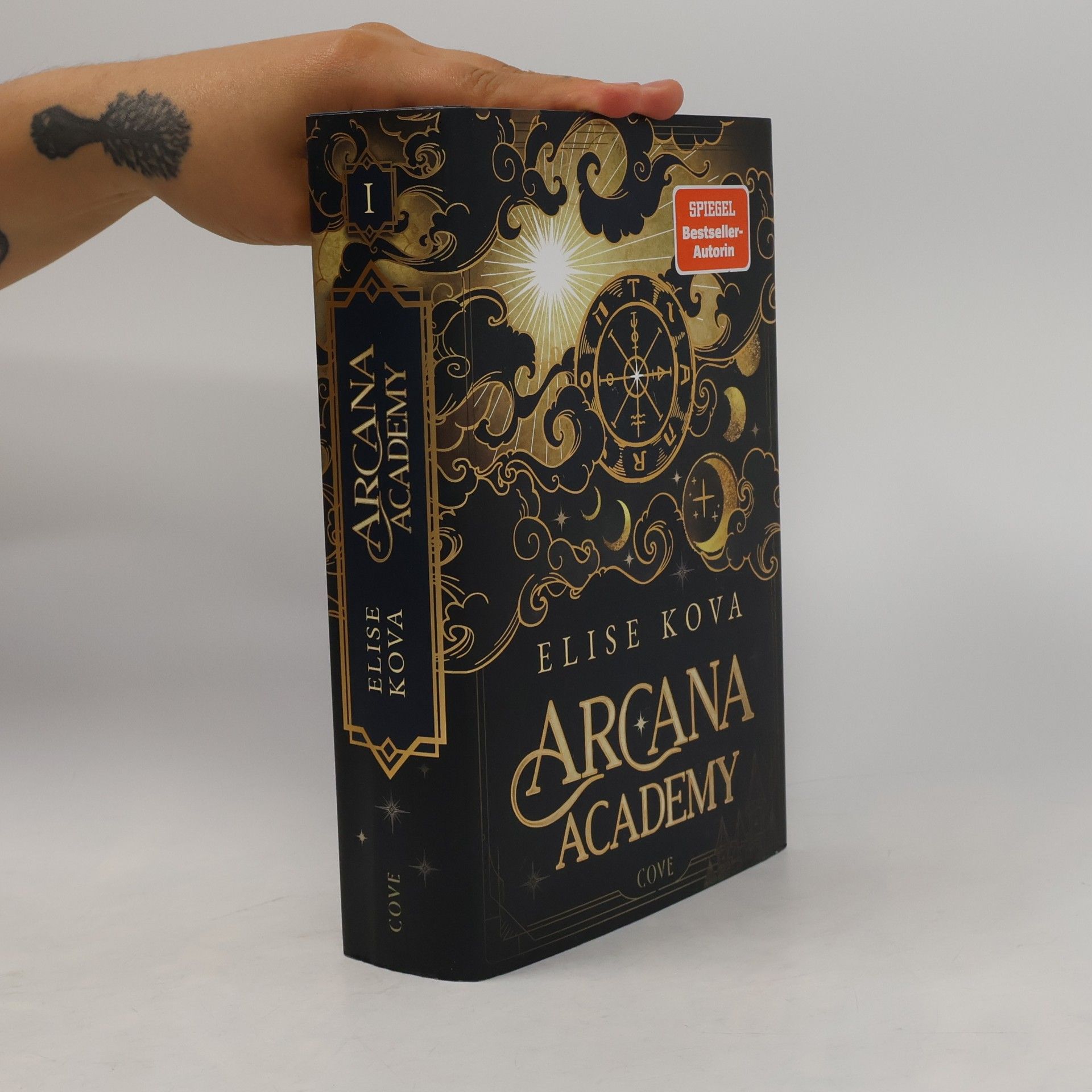Elise Kova Arcana Academy. Book 1