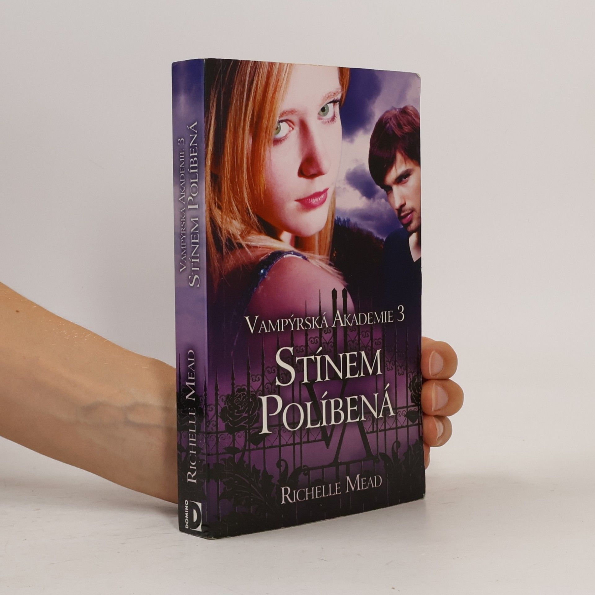Richelle Mead Vampýrská akademie 3: Stínem políbená.