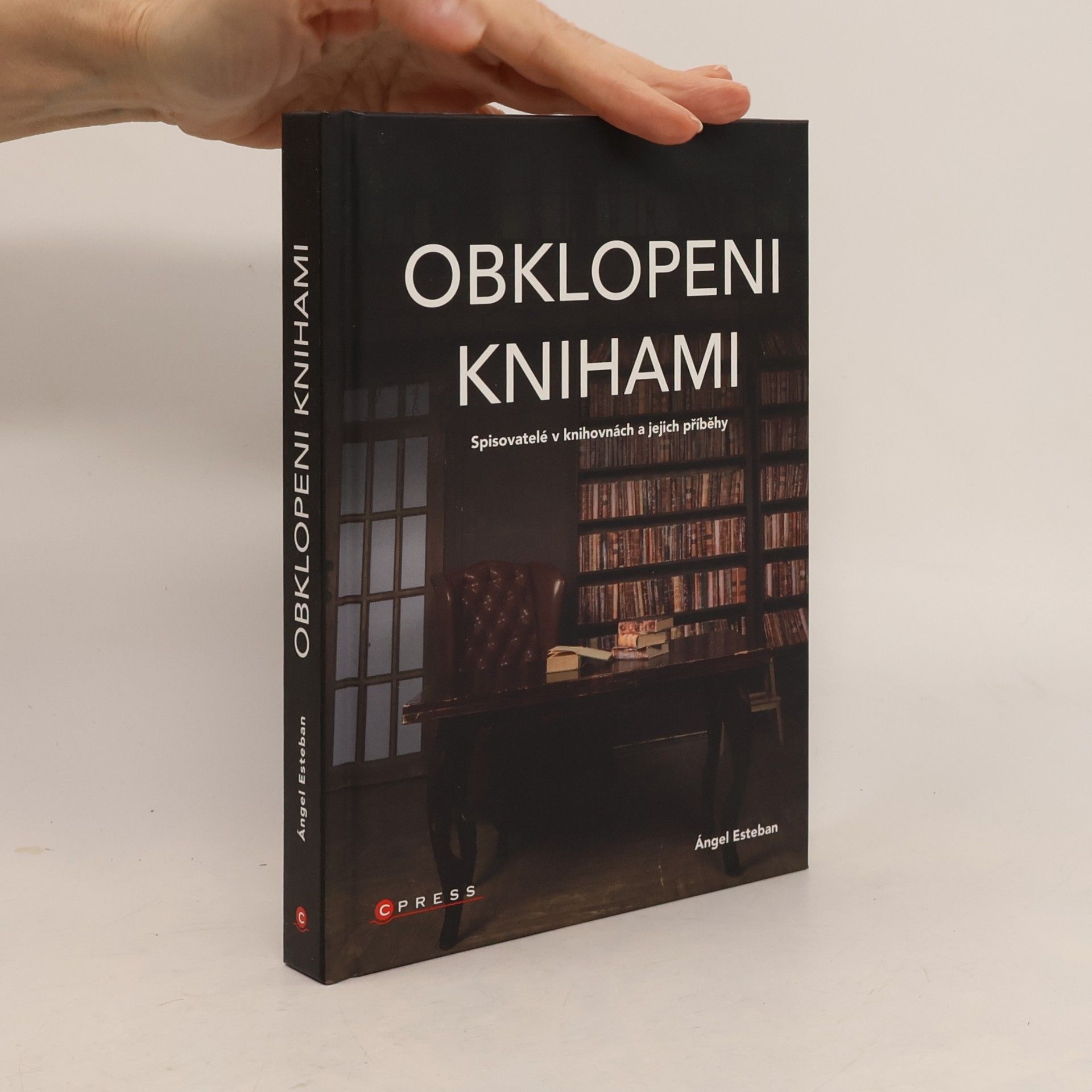 Ángel Esteban Obklopeni knihami
