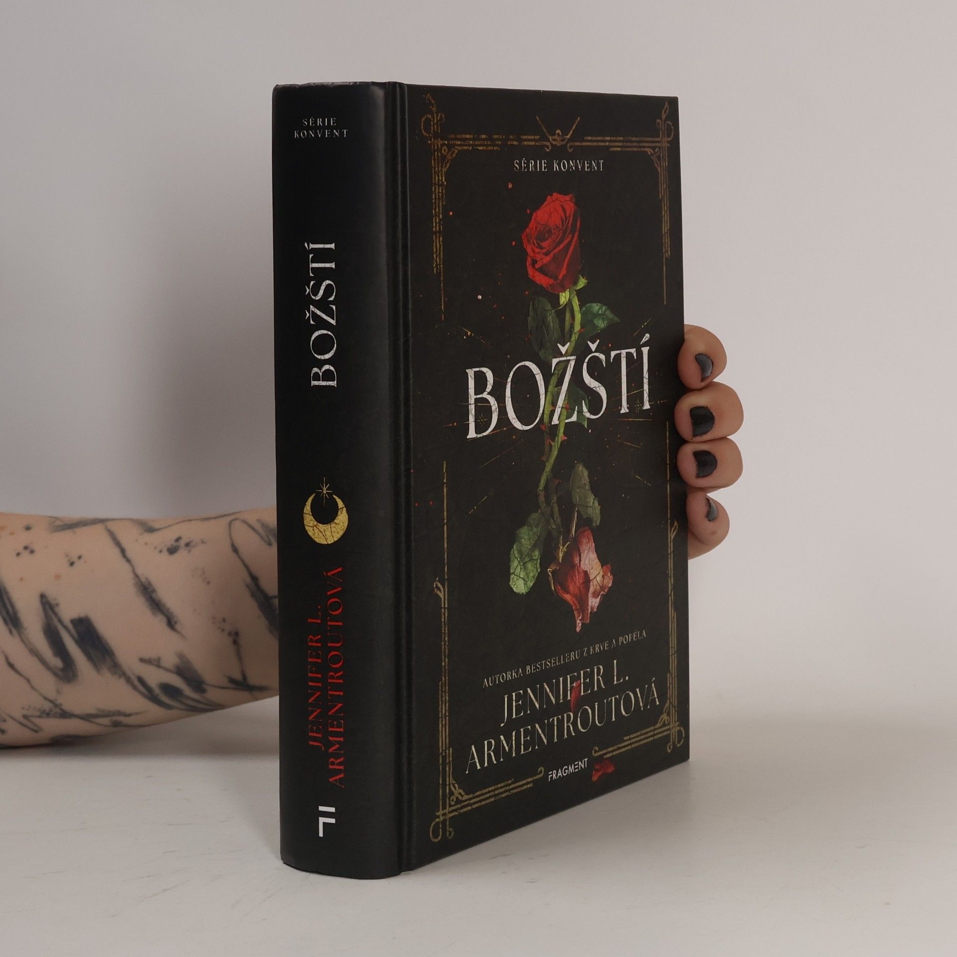 Jennifer L. Armentrout Božští