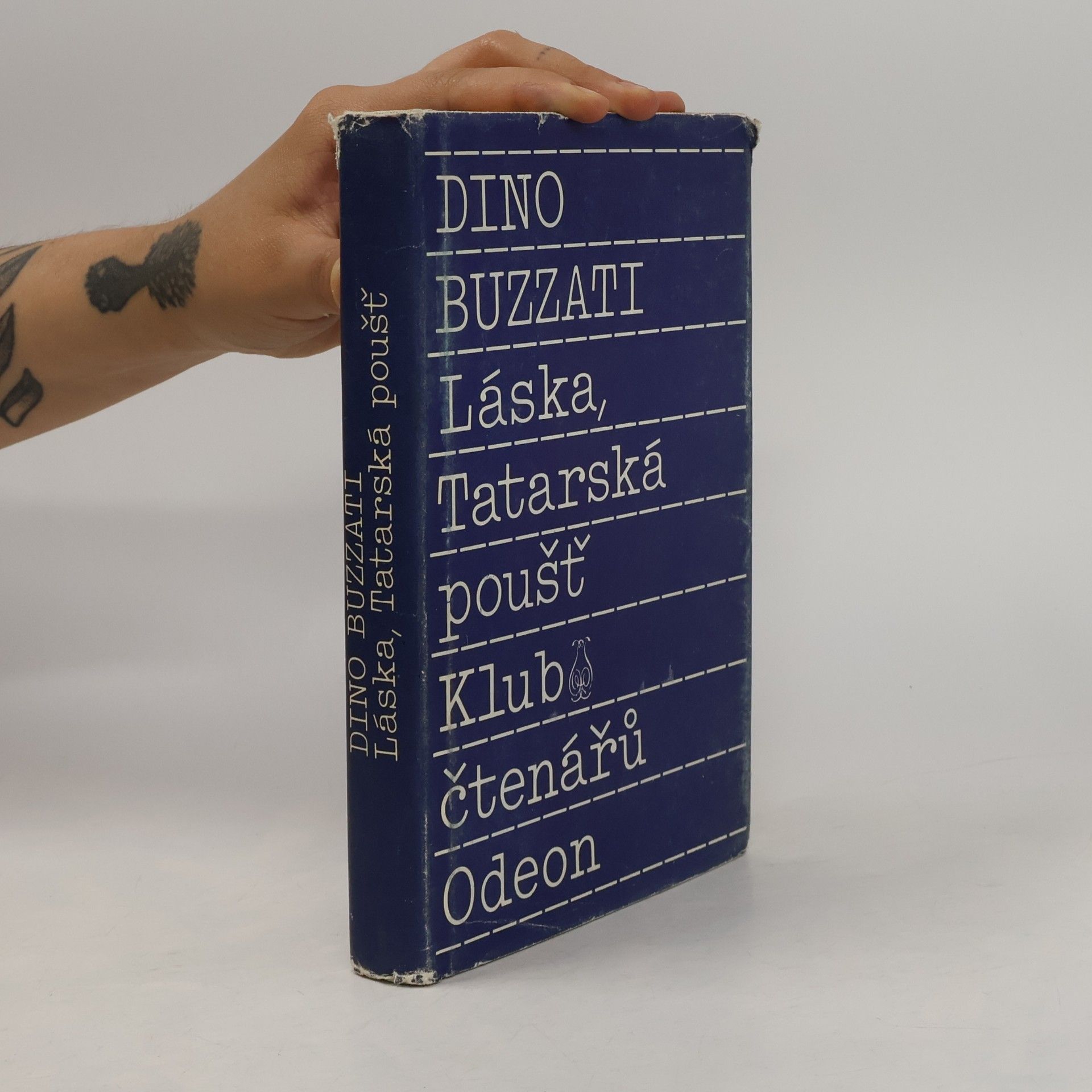Dino Buzzati Láska. Tatarská poušť