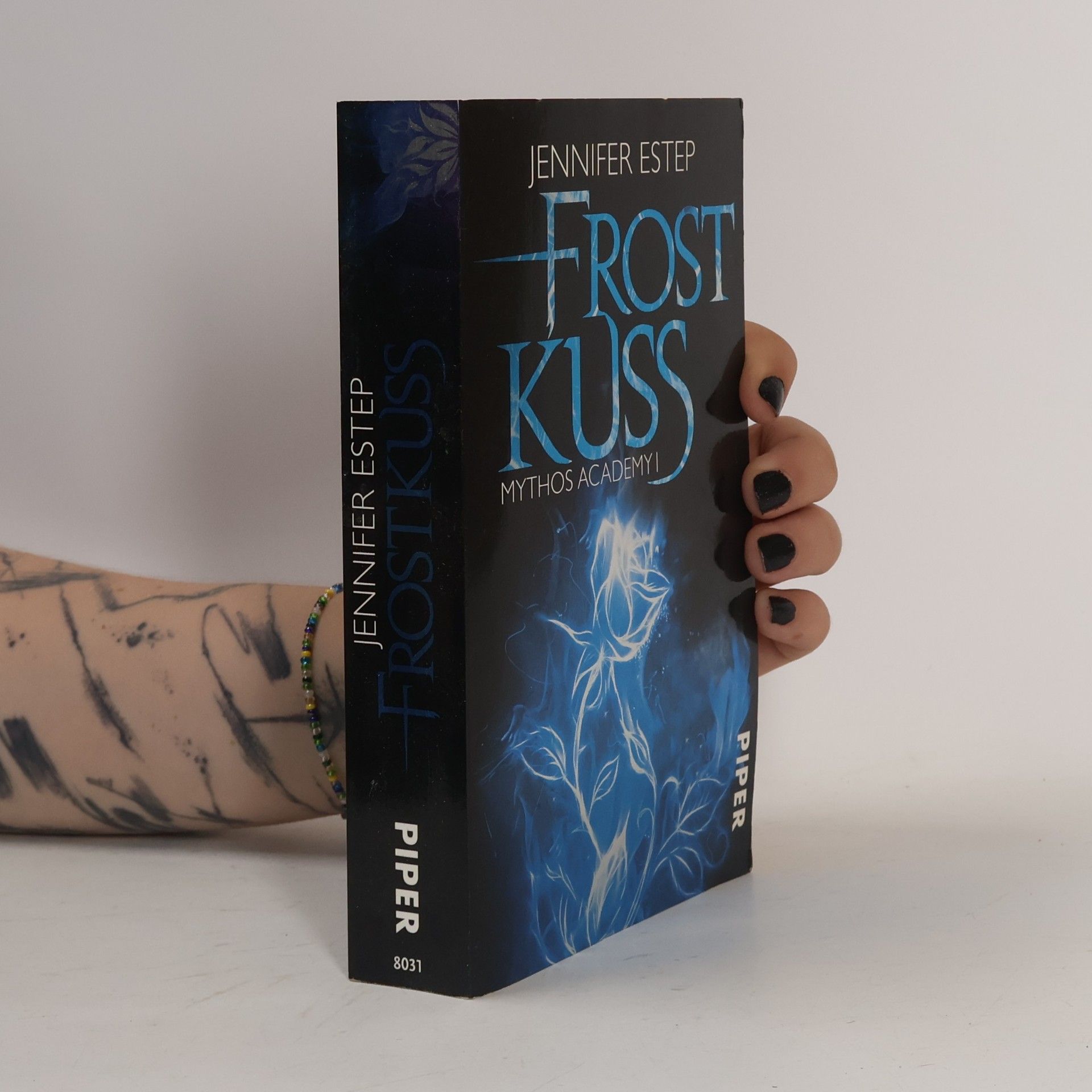 Jennifer Estep Frost Kuss