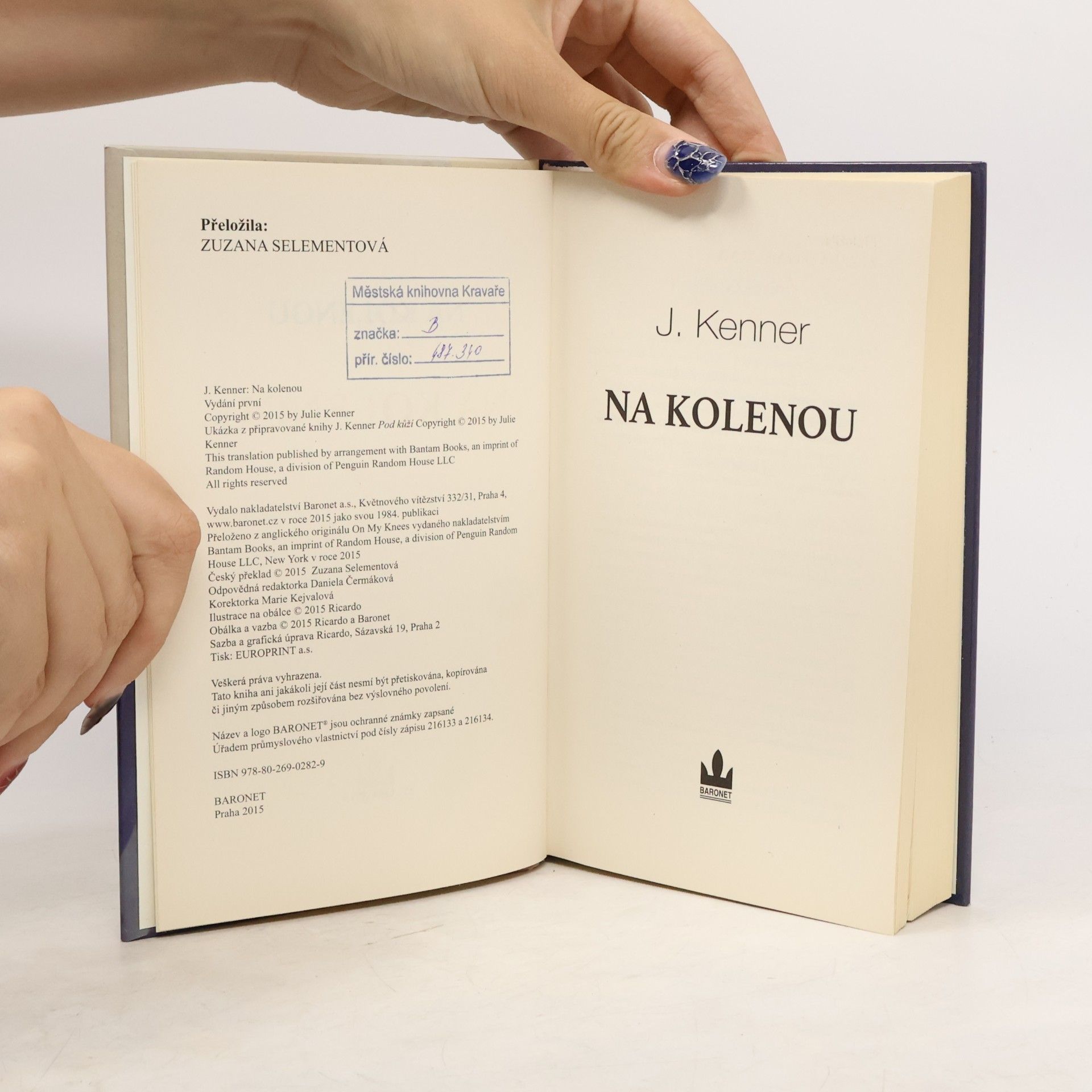 Julie Kenner Na kolenou