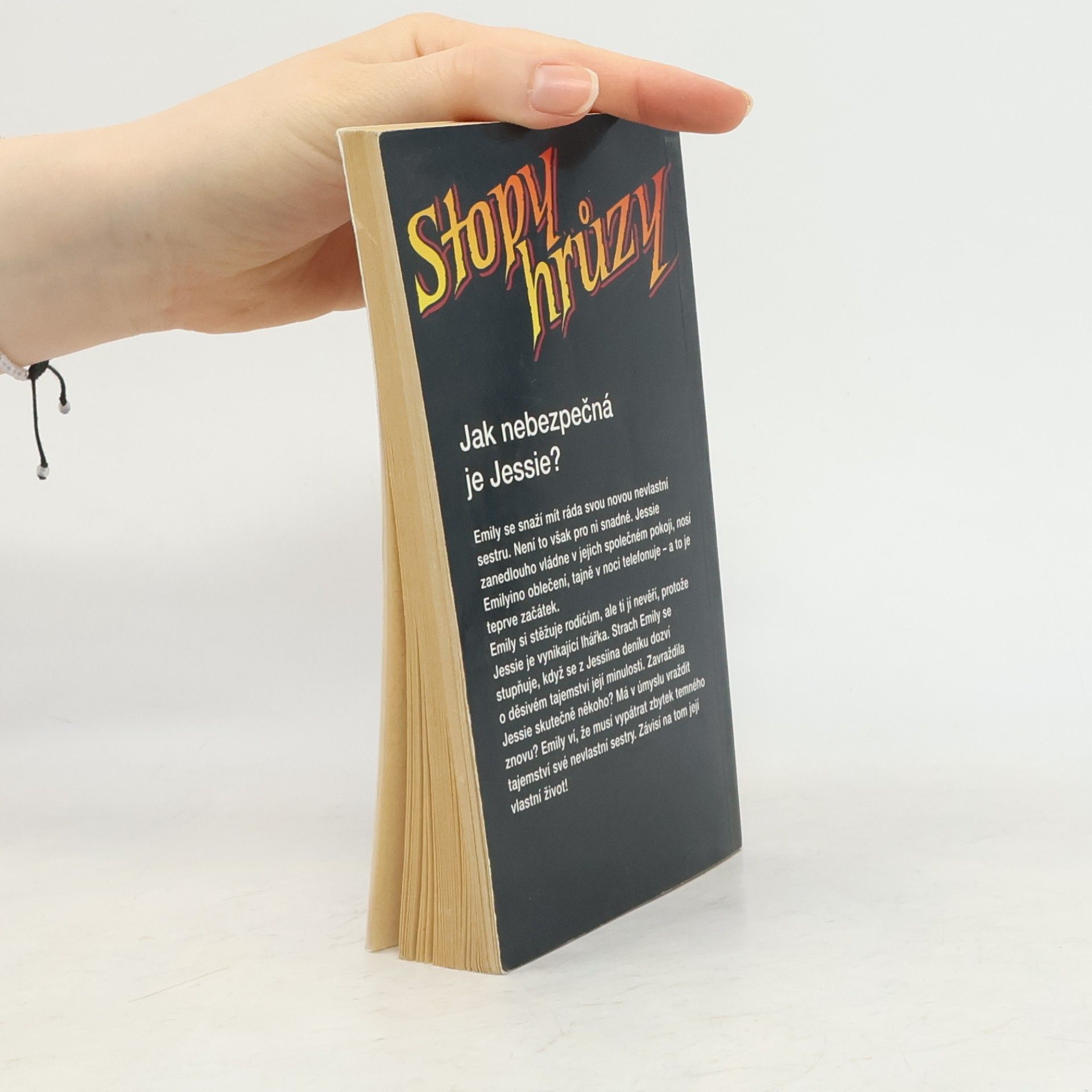 R. L. Stine Nevlastní sestra. Stopy hrůzy 44