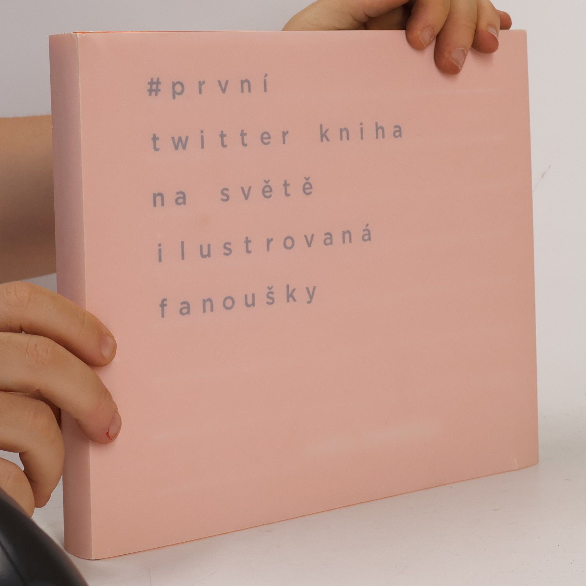 Jana Reichel Orbis tweetus. První twitter kniha na světě ilustrovaná fanoušky