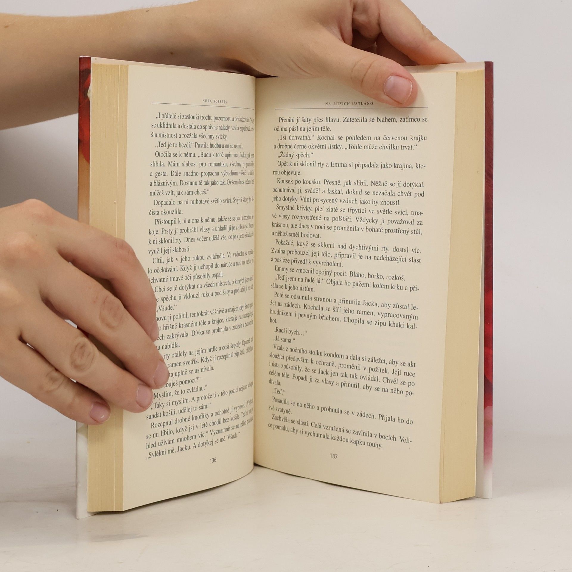 Nora Roberts Na růžích ustláno
