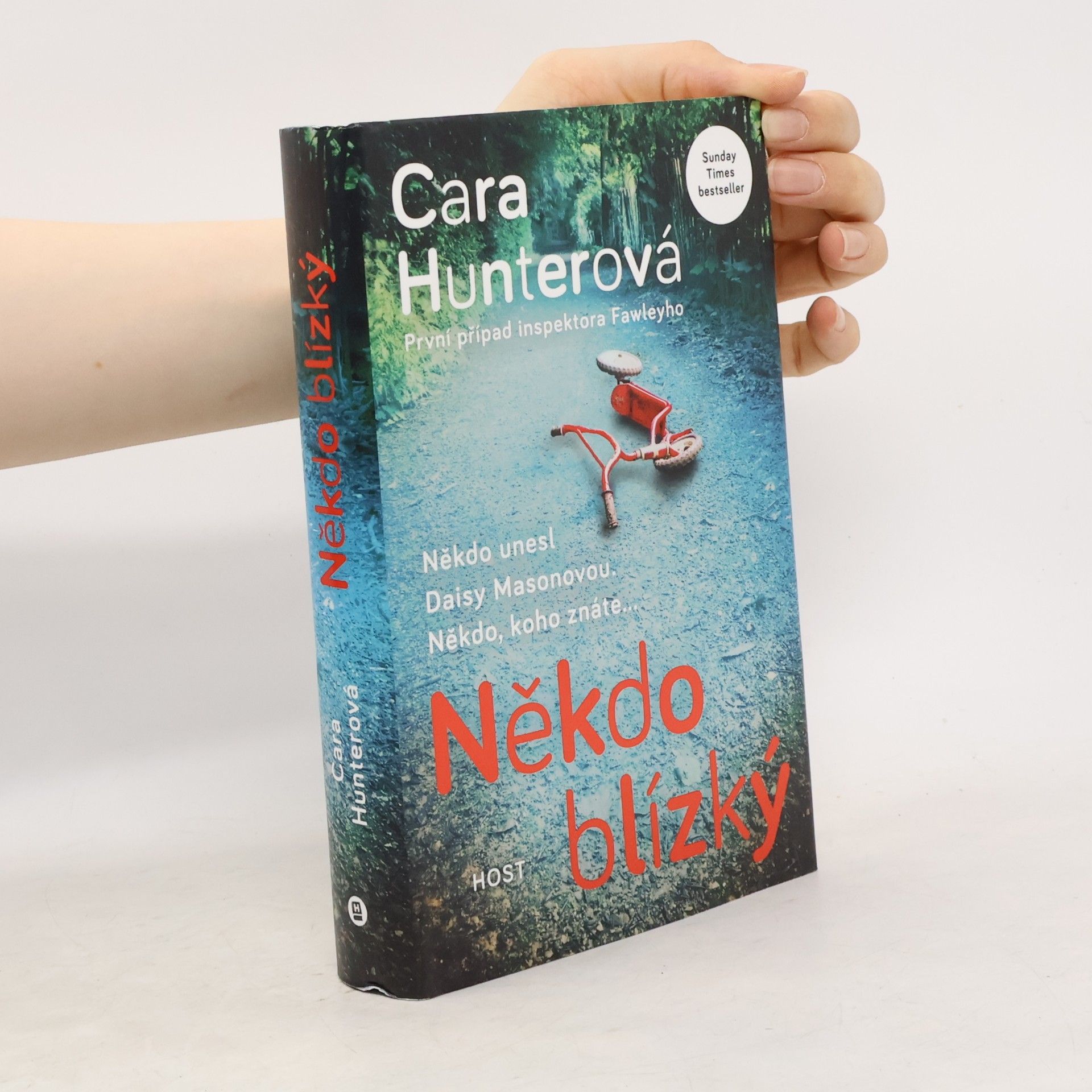 Cara Hunter Někdo blízký. První případ inspektora Fawleyho
