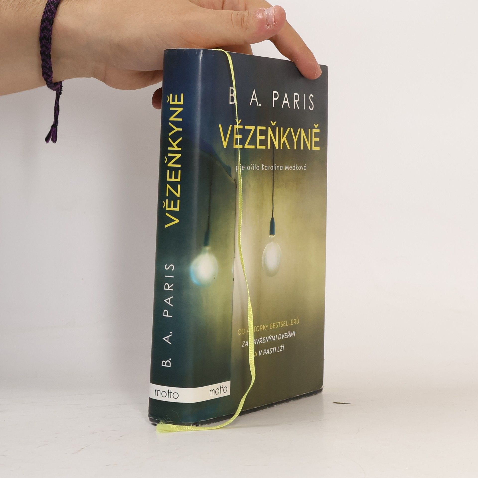 B. A. Paris Vězenkyně