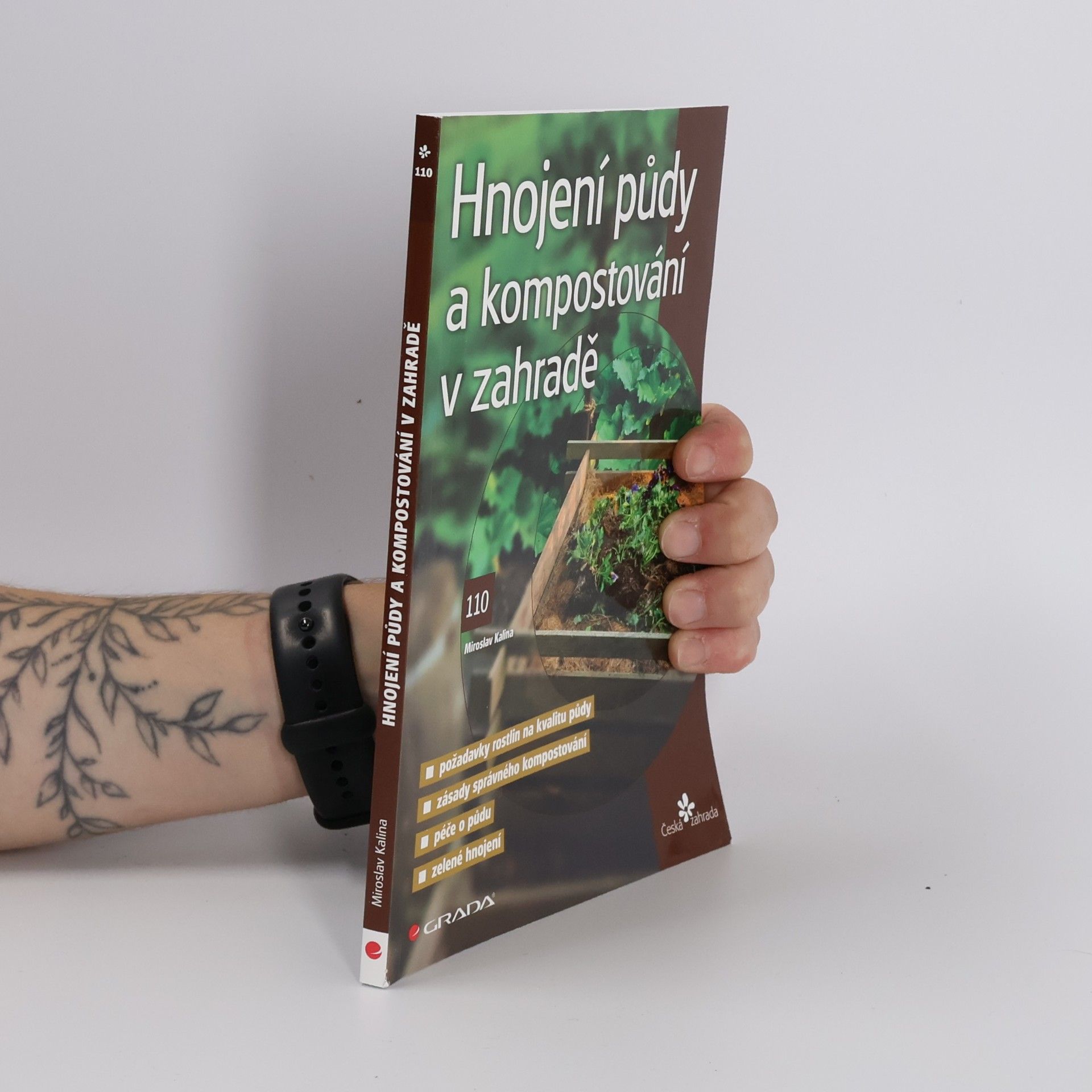 Hnojení půdy a kompostování v zahradě