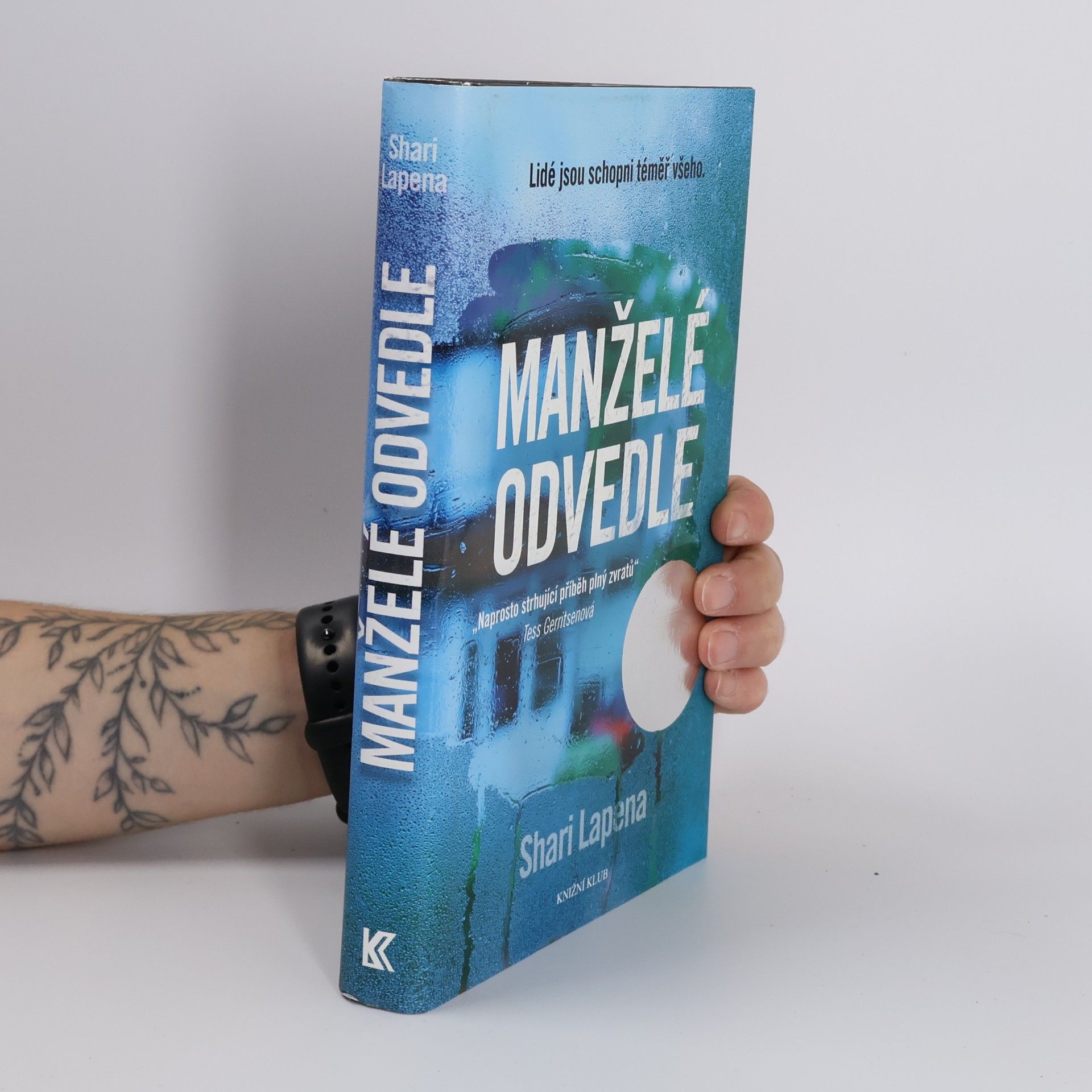 Shari Lapenová Manželé odvedle