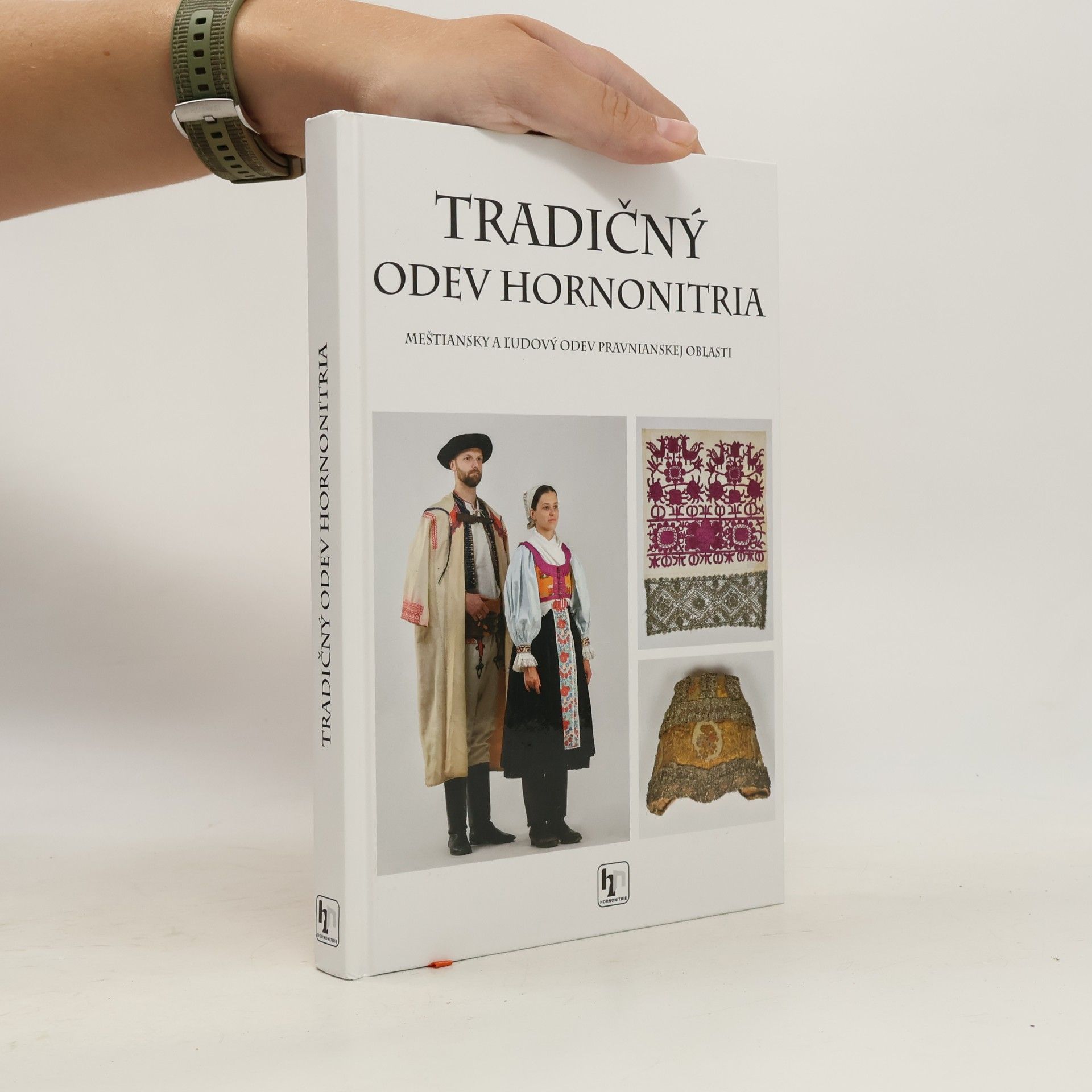 Kolektiv autorů Tradičný odev Hornonitria