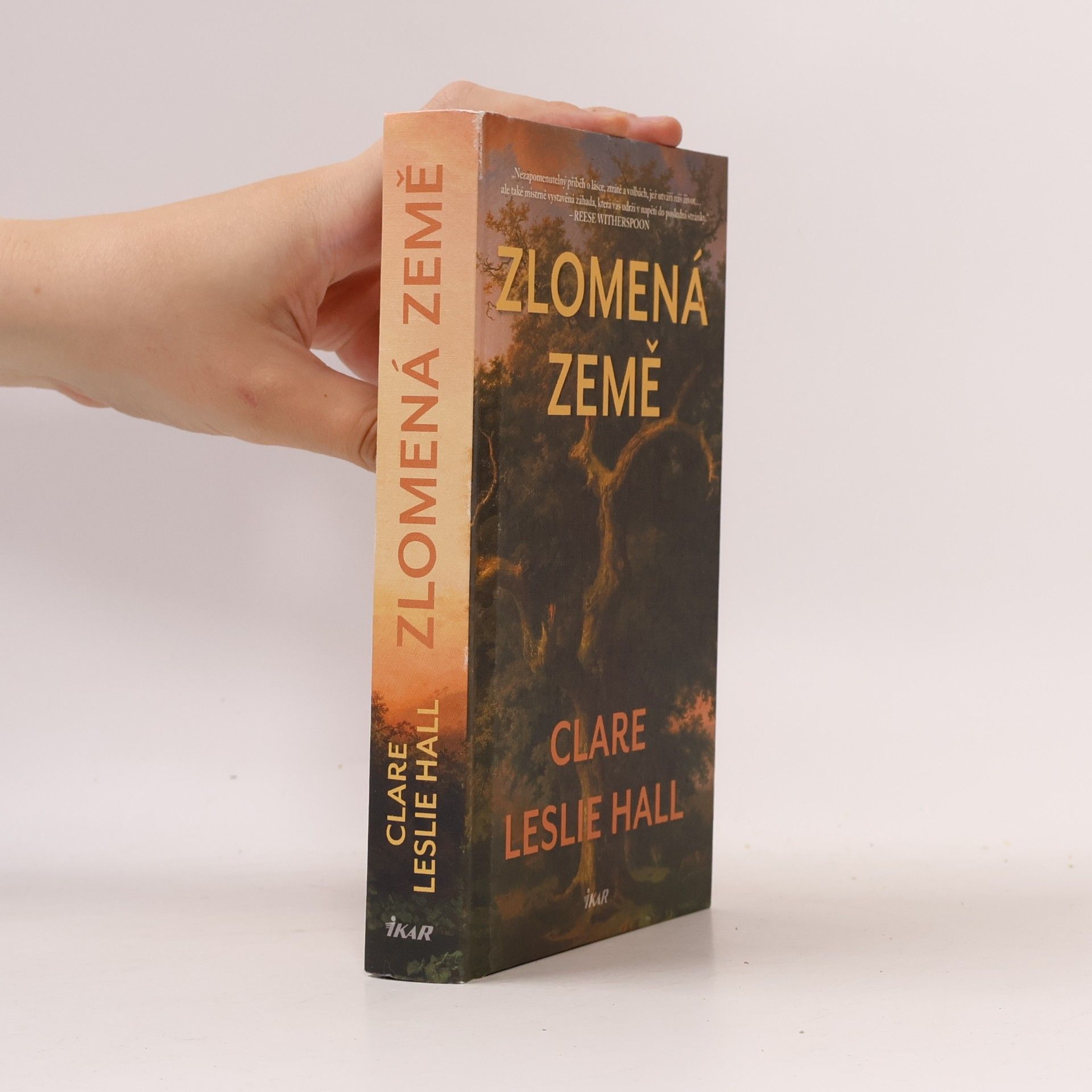 Clare Leslie Hall Zlomená země