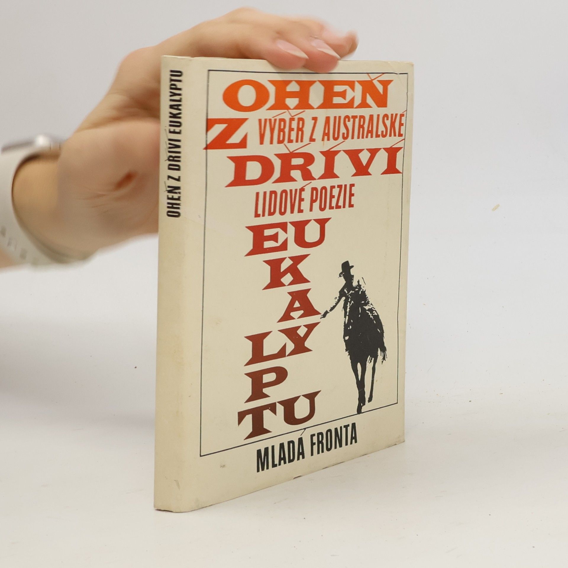 Karel Ulbert Oheň z dříví eukalyptu