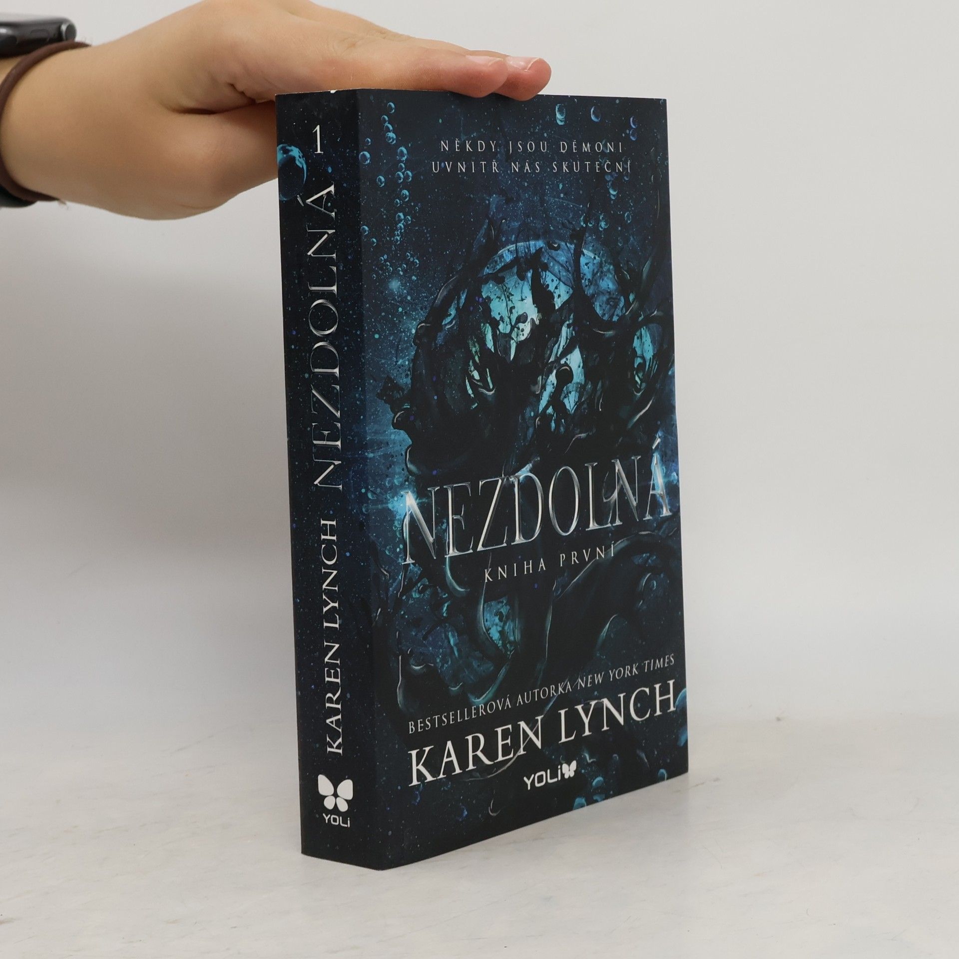 Karen Lynch Nezdolná. Kniha první