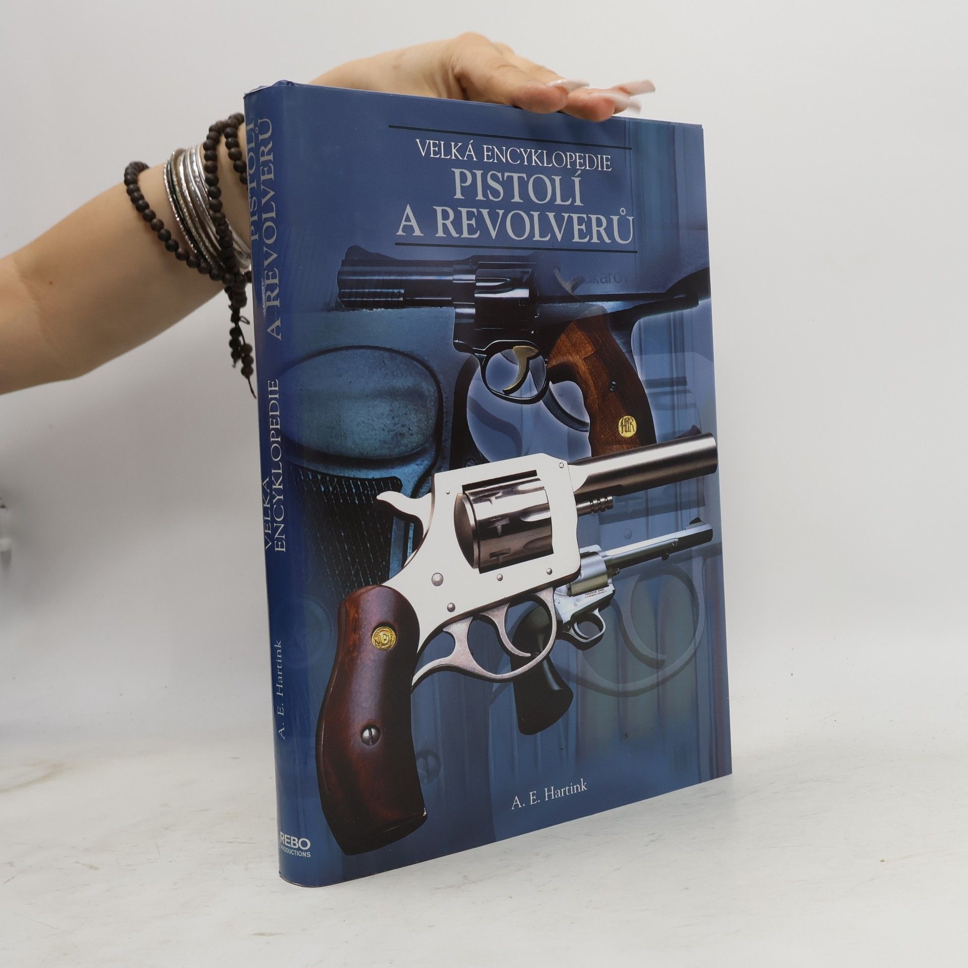 A. E. Hartink Velká encyklopedie pistolí a revolverů