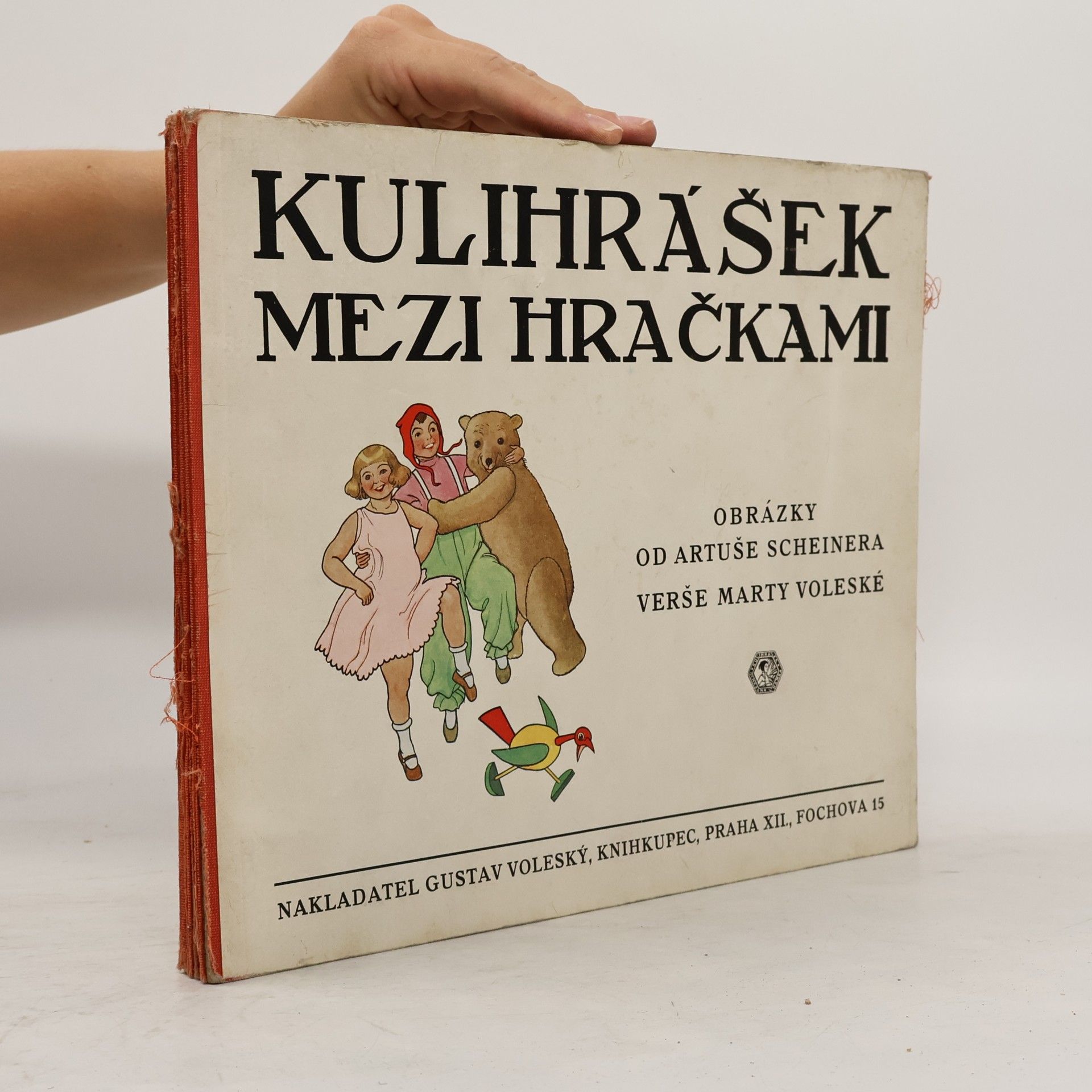 Kulihrášek mezi hračkami