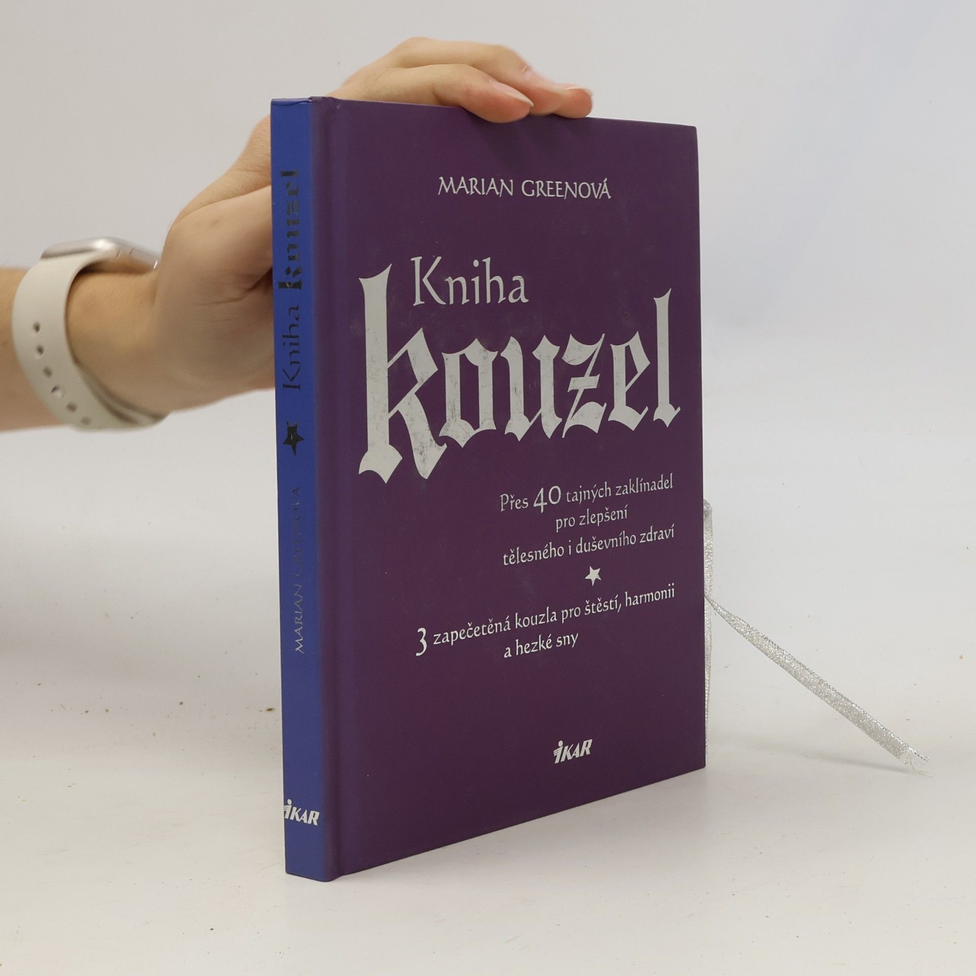 Kniha kouzel. Přes 40 tajných zaklínadel pro zlepšení tělesného i duševního zdraví