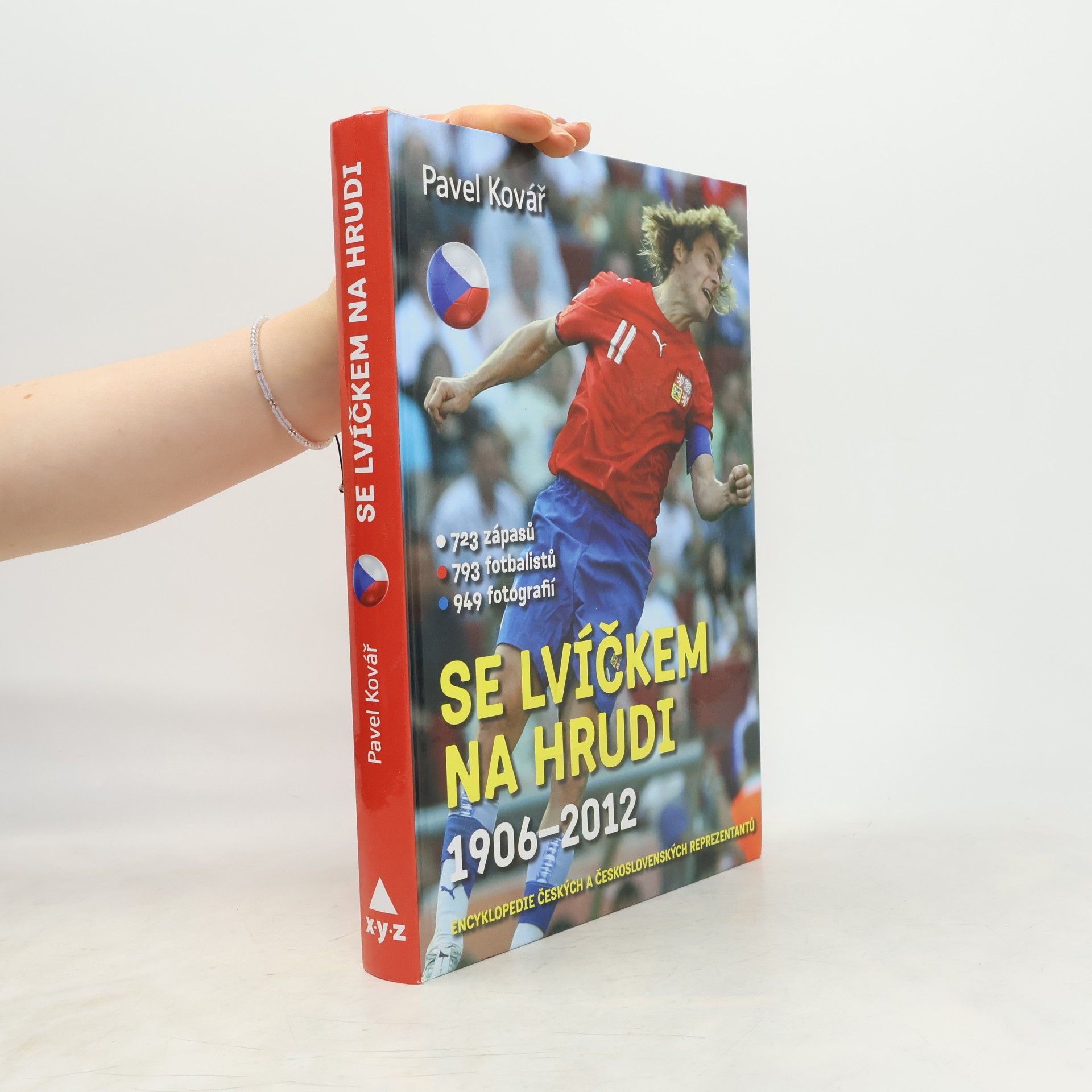 Pavel Kovář Se lvíčkem na hrudi