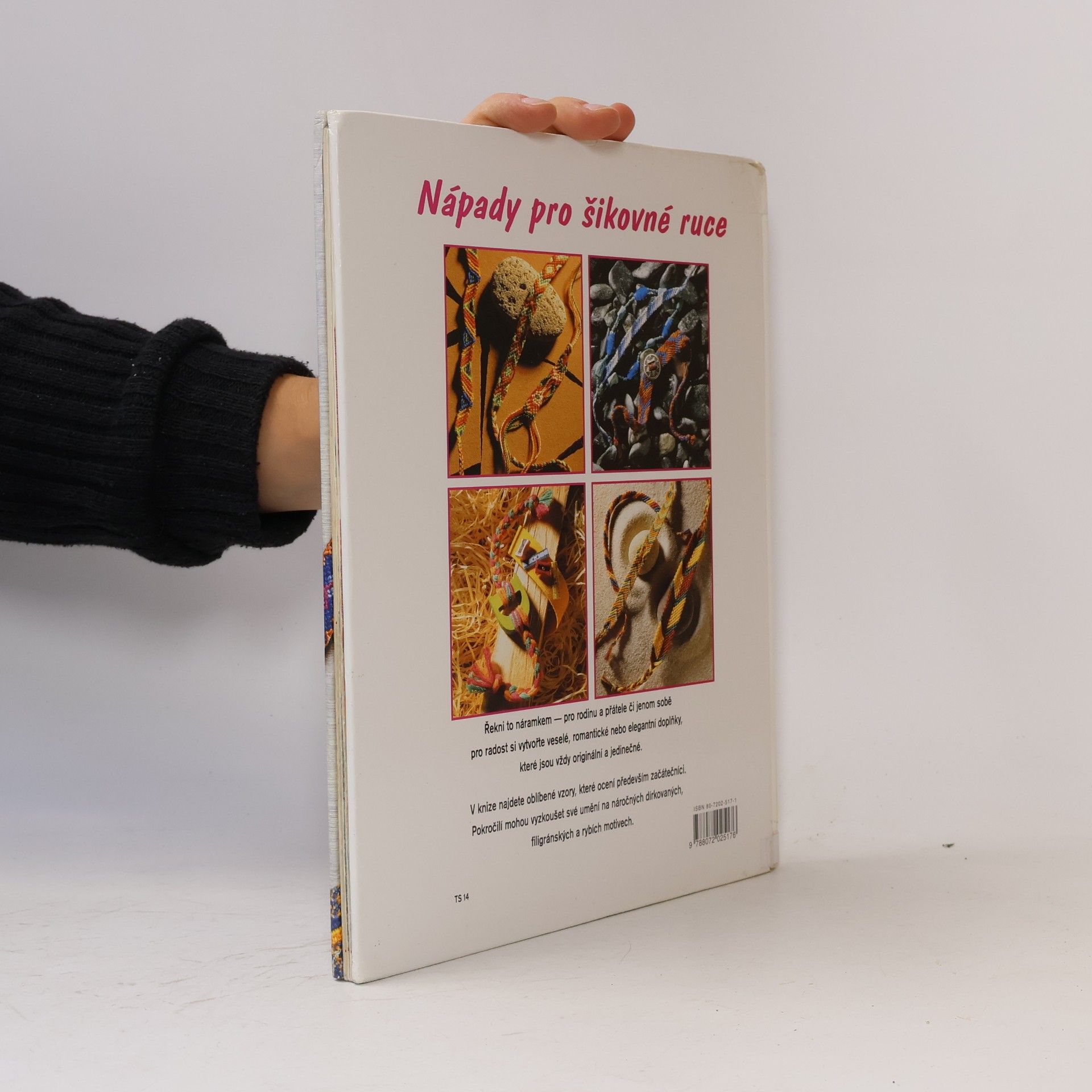 Heidi Grund Thorpe Náramky přátelství z barevné příze, kůže i lýka