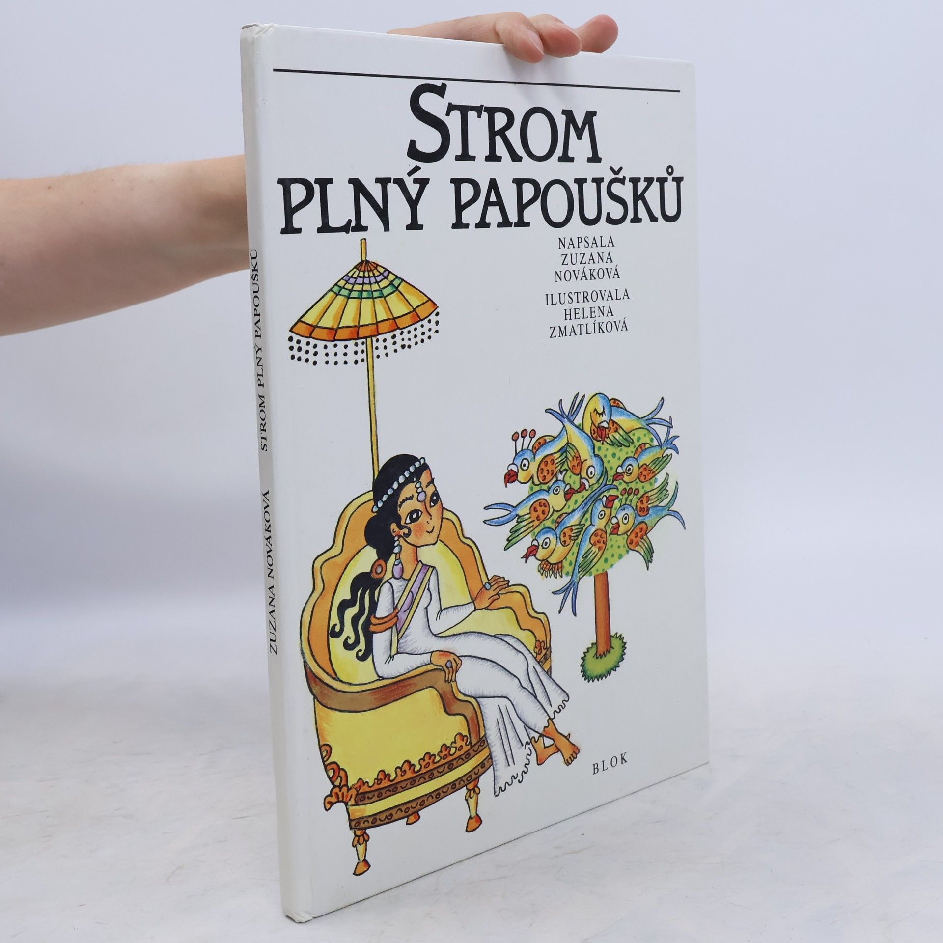 Strom plný papoušků