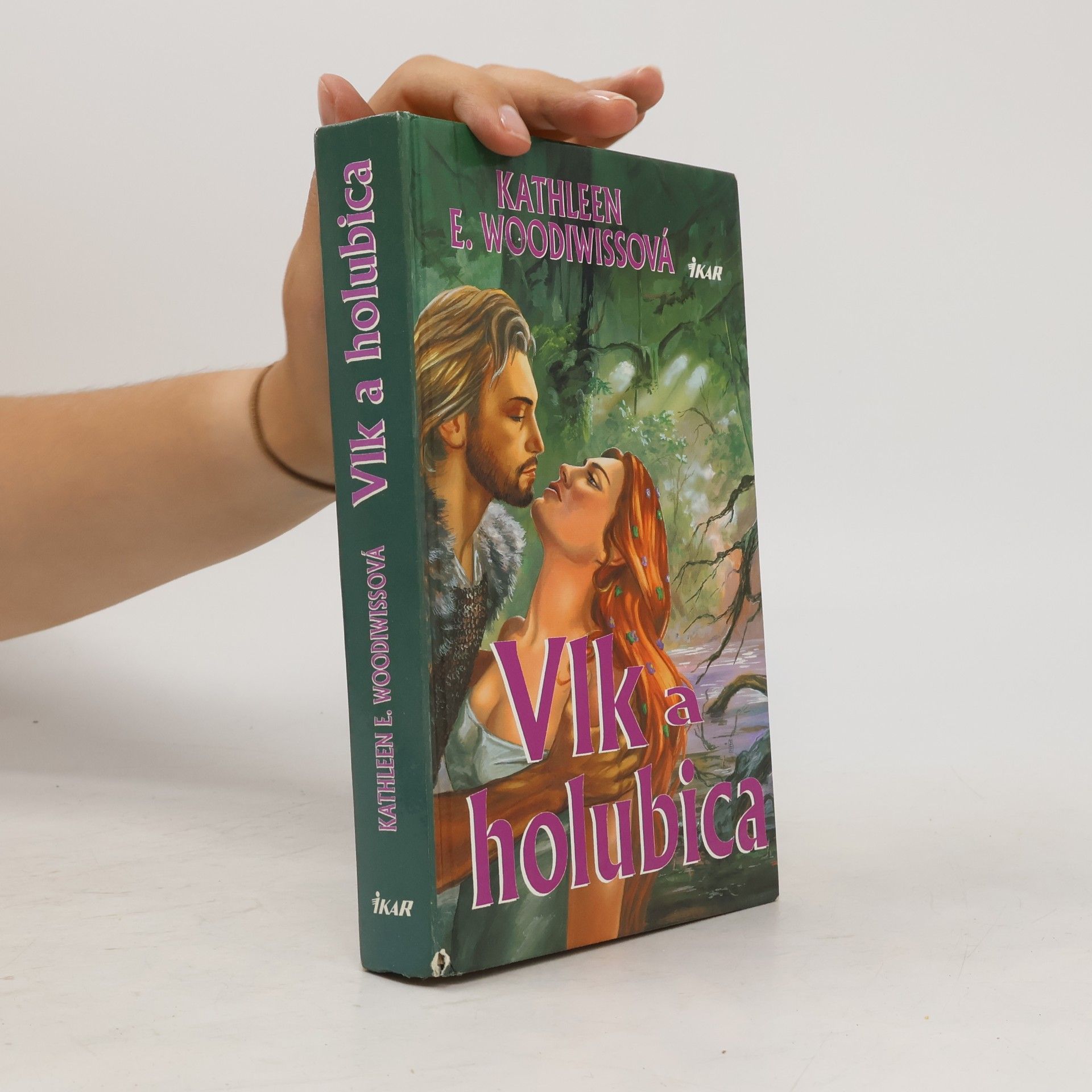 Kathleen E. Woodiwiss Vlk a holubica