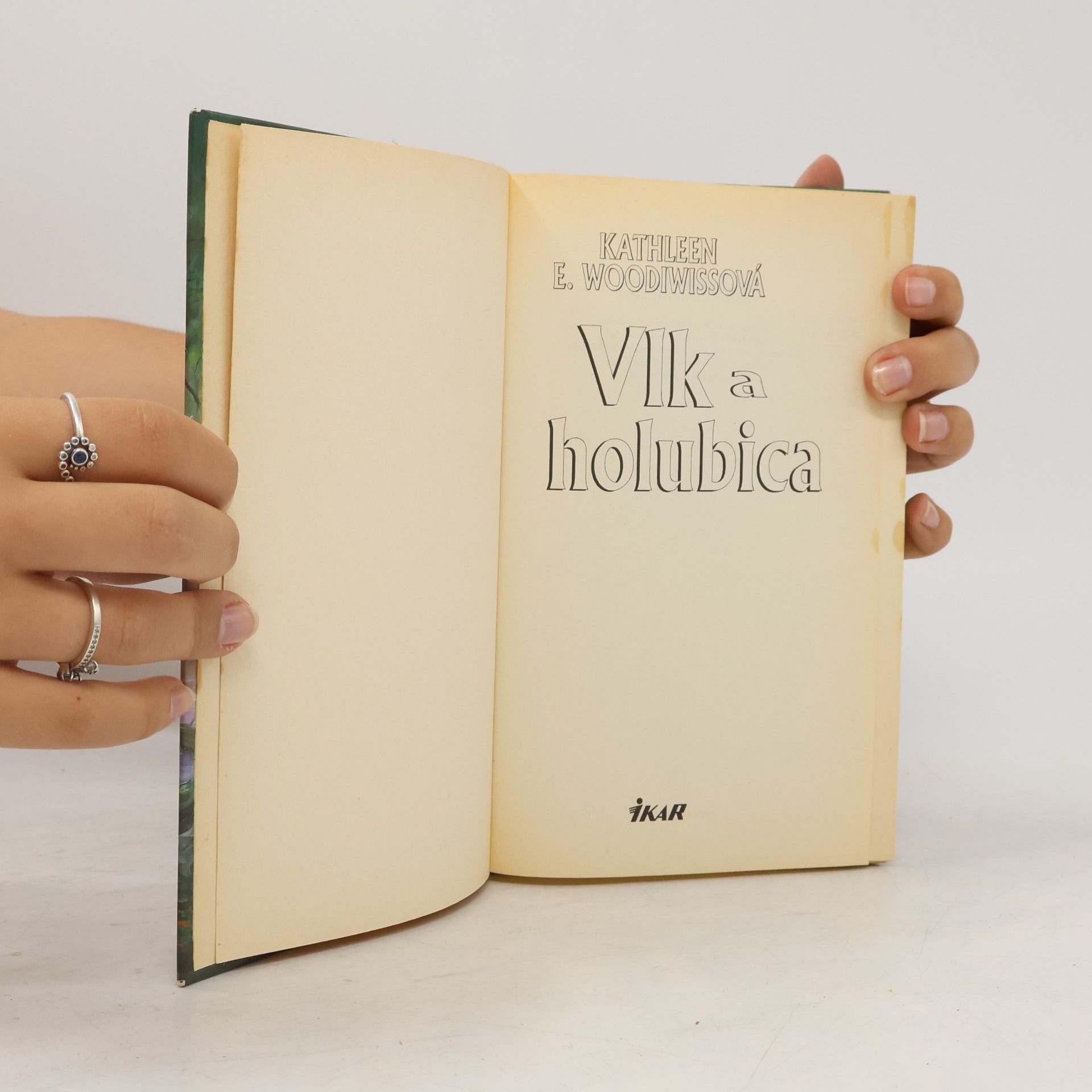 Kathleen E. Woodiwiss Vlk a holubica