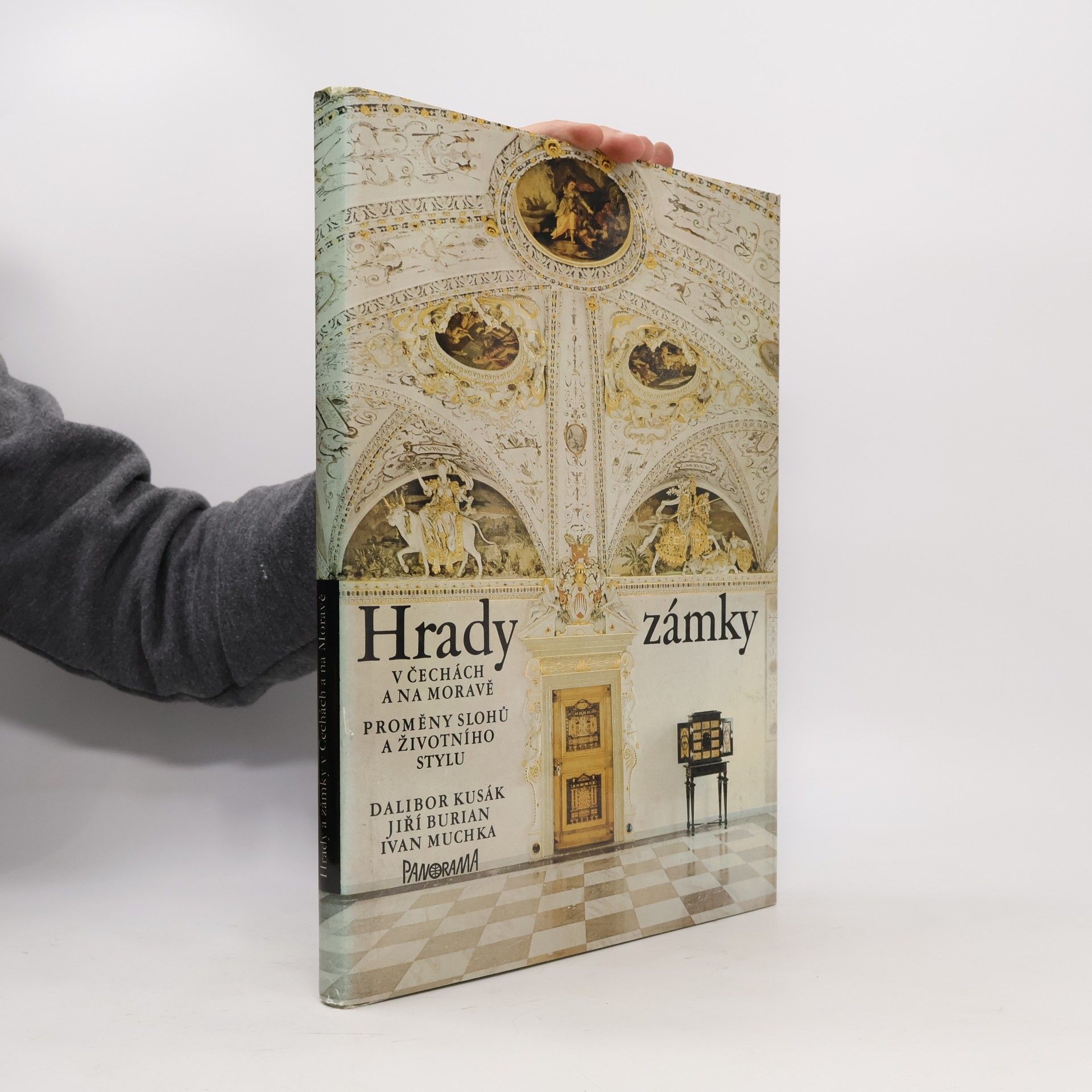Hrady a zámky v Čechách a na Moravě. Proměny slohů a životního stylu