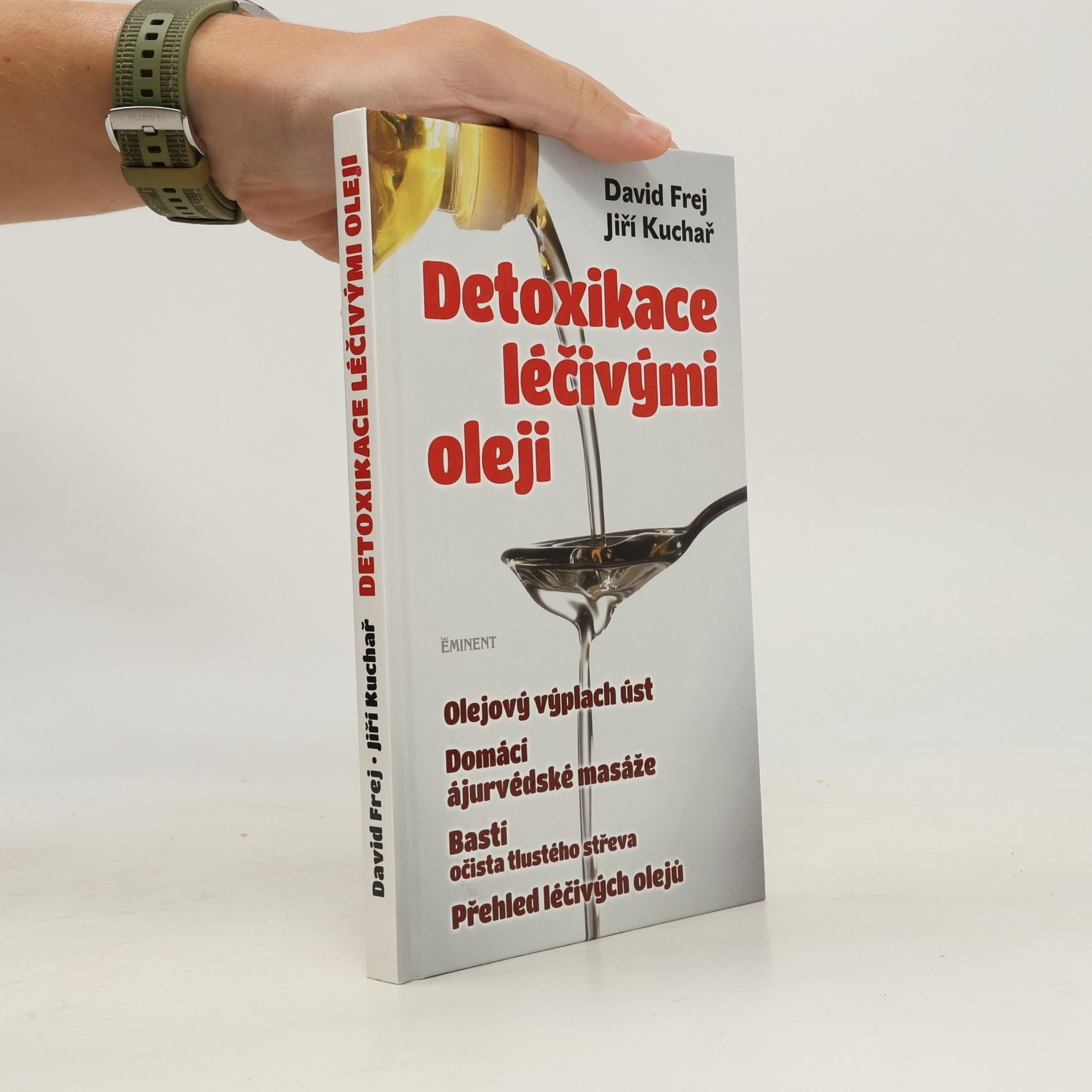 Jiří Kuchař Detoxikace léčivými oleji : domácí ajurvédské masáže, očista tlustého střeva, olejová očista nosu, olejový výplach úst, přehled léčivých olejů