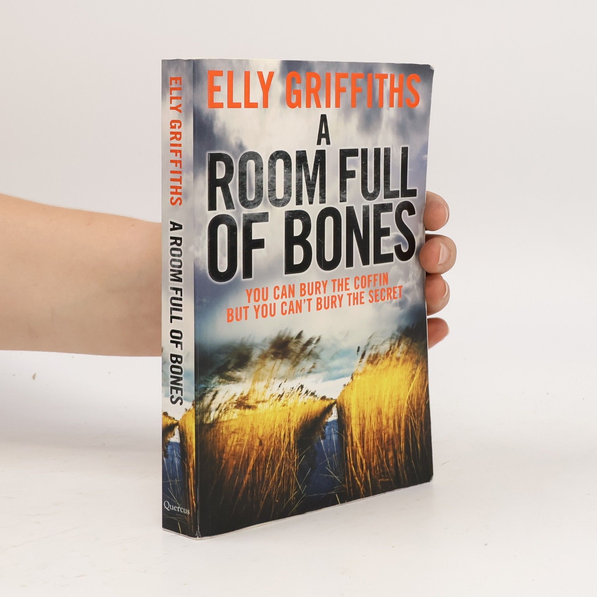 Elly Griffiths A Room Full of Bones
