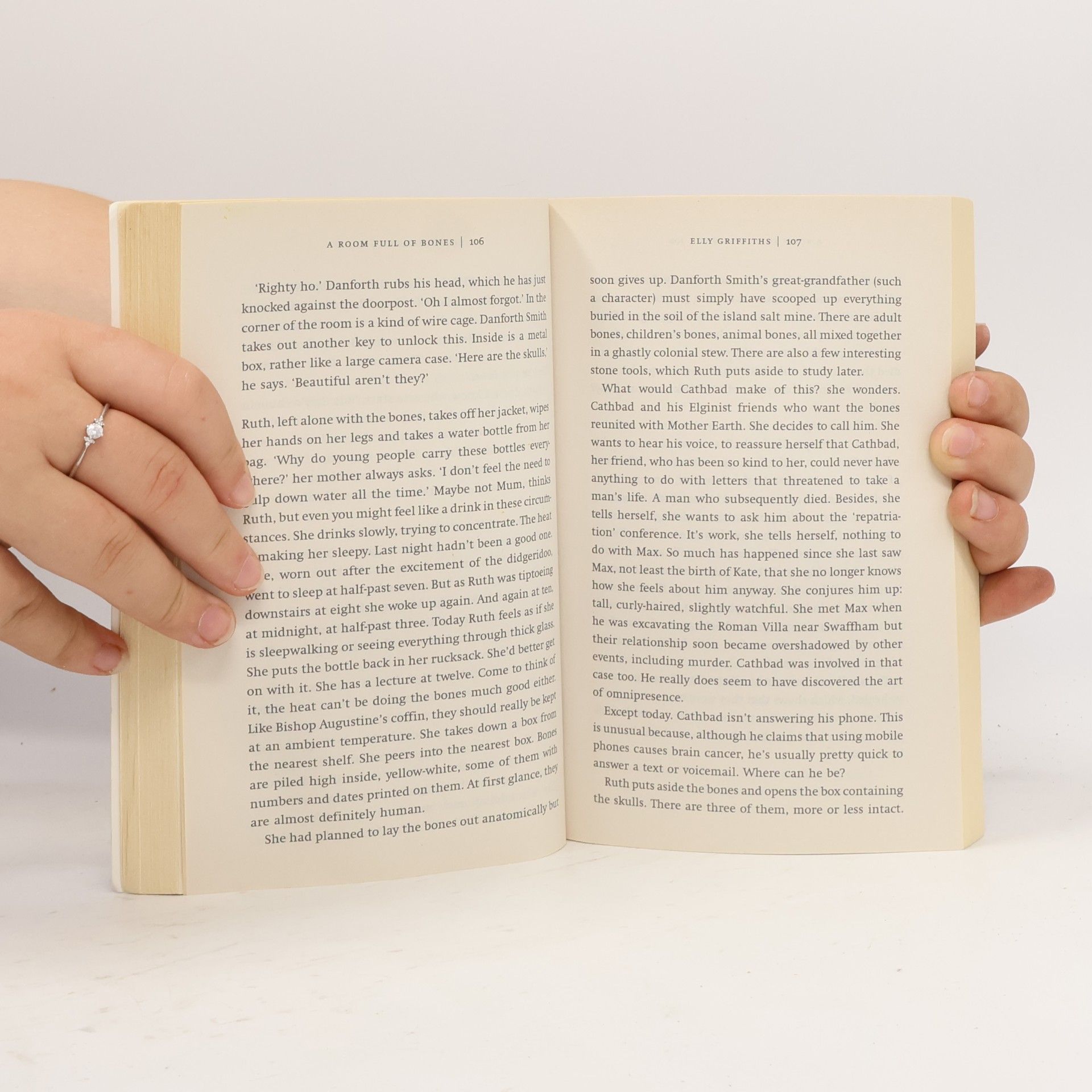 Elly Griffiths A Room Full of Bones