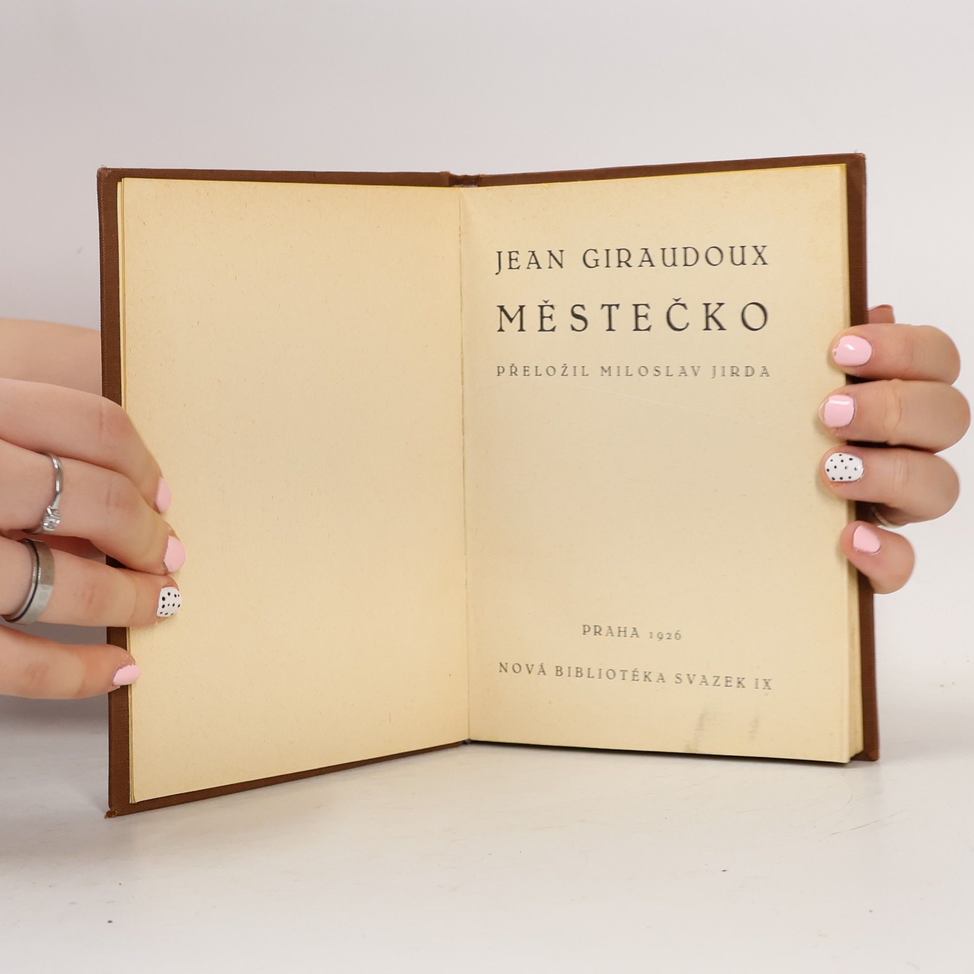 Jean Giraudoux Městečko