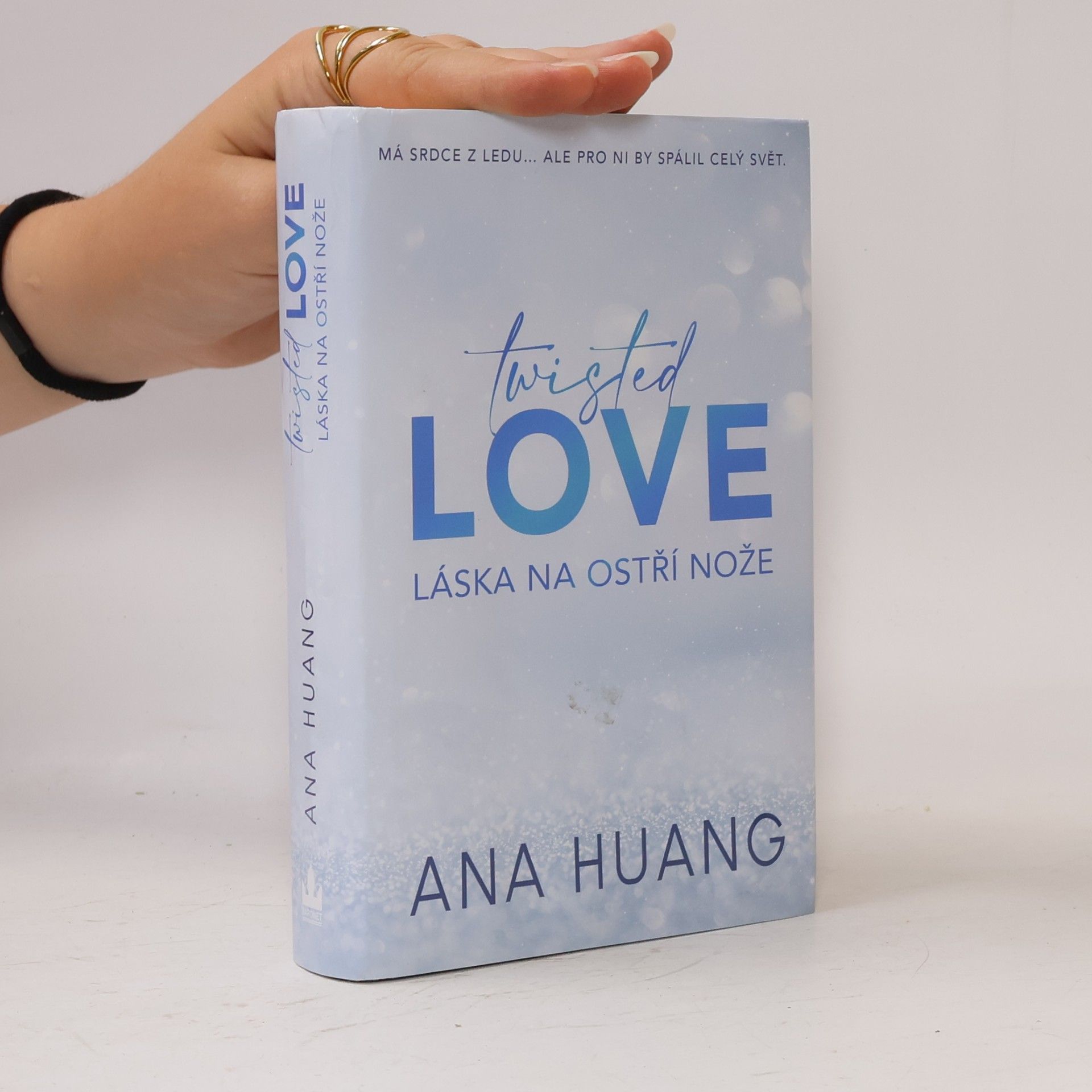 Ana Huang Twisted Love. Láska na ostří nože