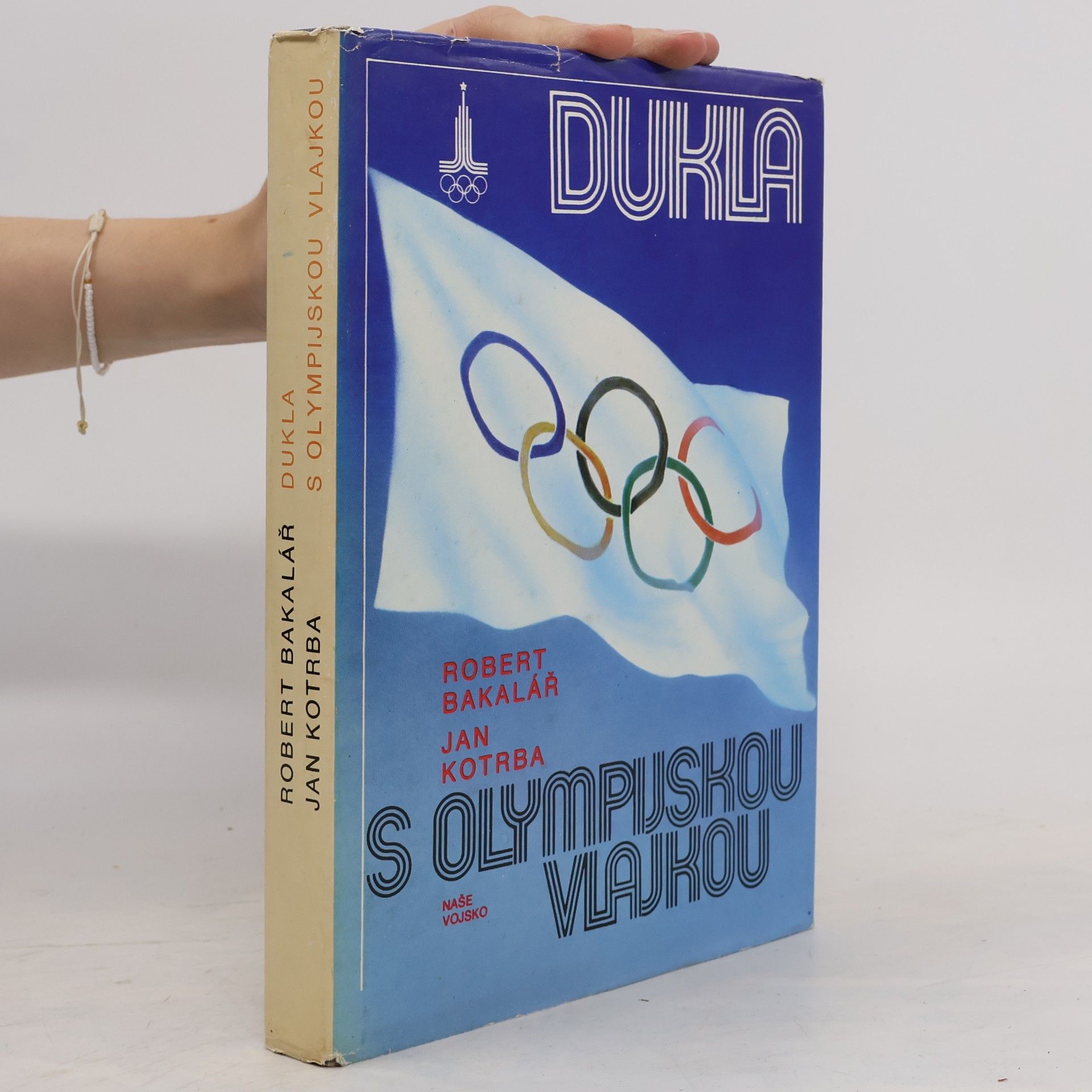 Robert Bakalář Dukla s olympijskou vlajkou
