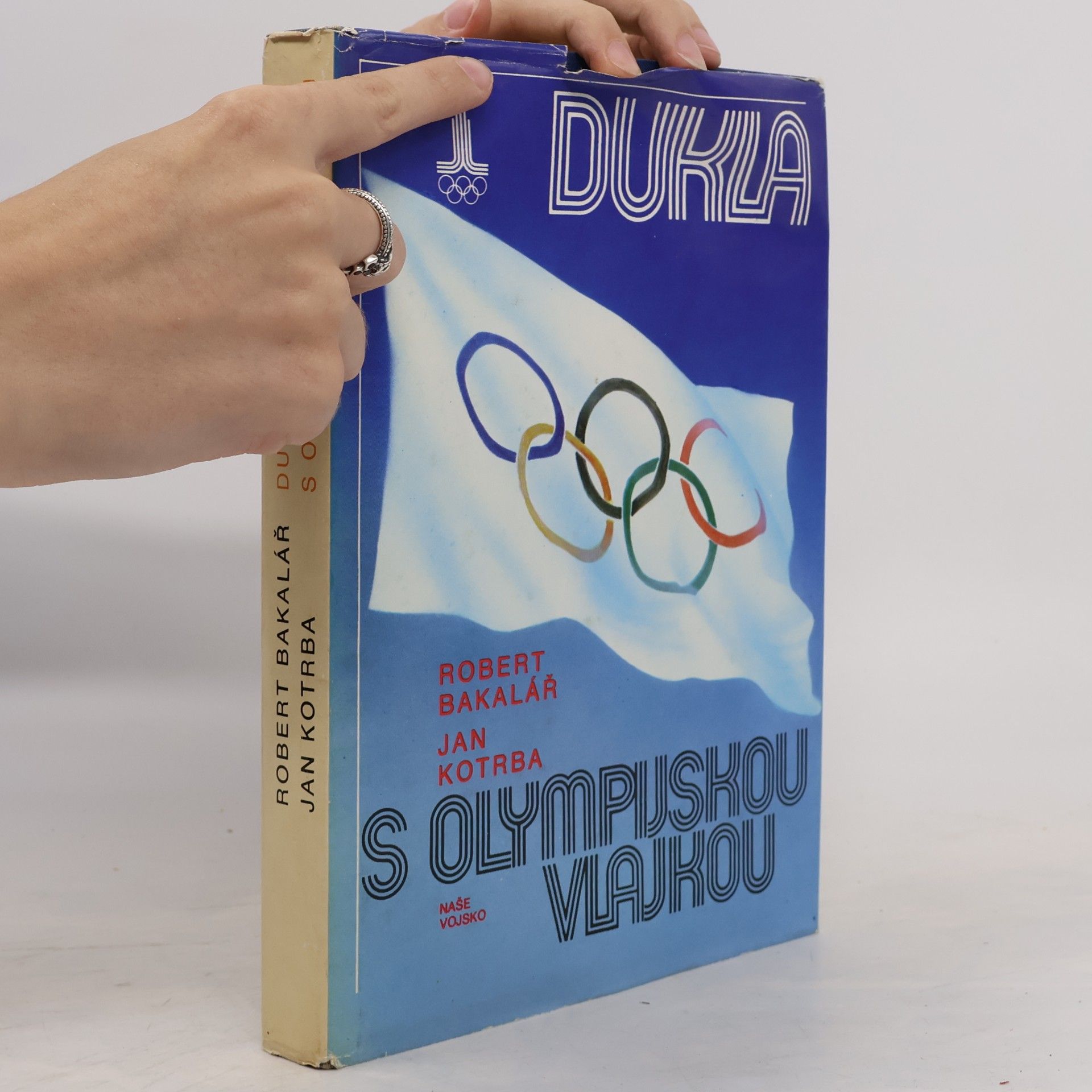 Robert Bakalář Dukla s olympijskou vlajkou