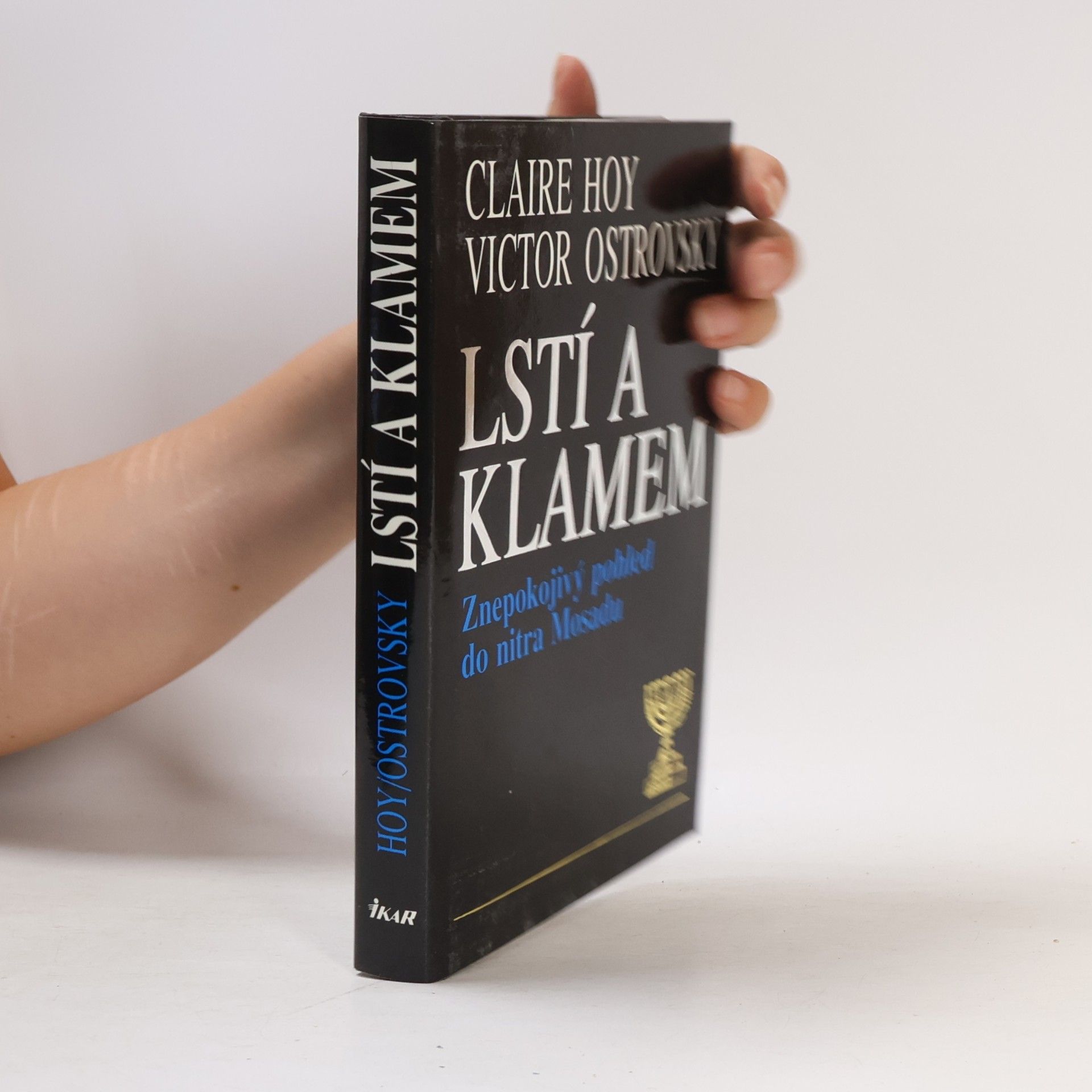 Claire Hoy Lstí a klamem: Znepokojivý pohled do nitra Mosadu