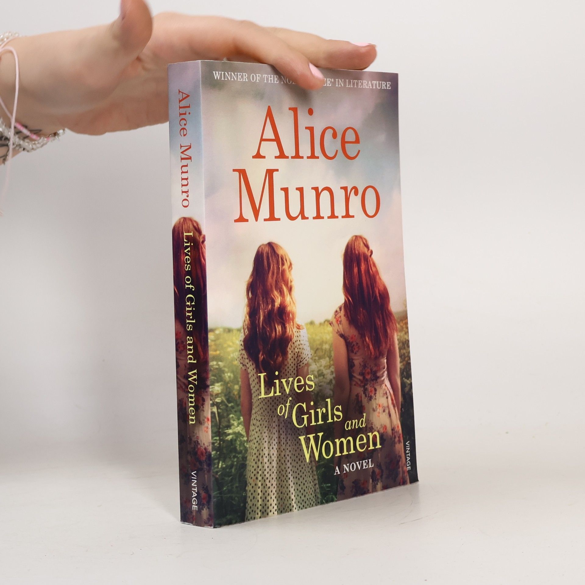 Alice Munro Lives of girls and women