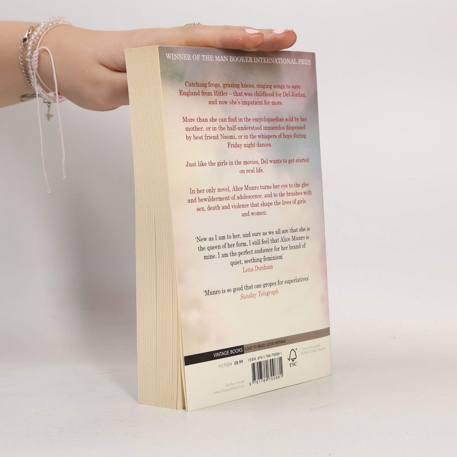 Alice Munro Lives of girls and women