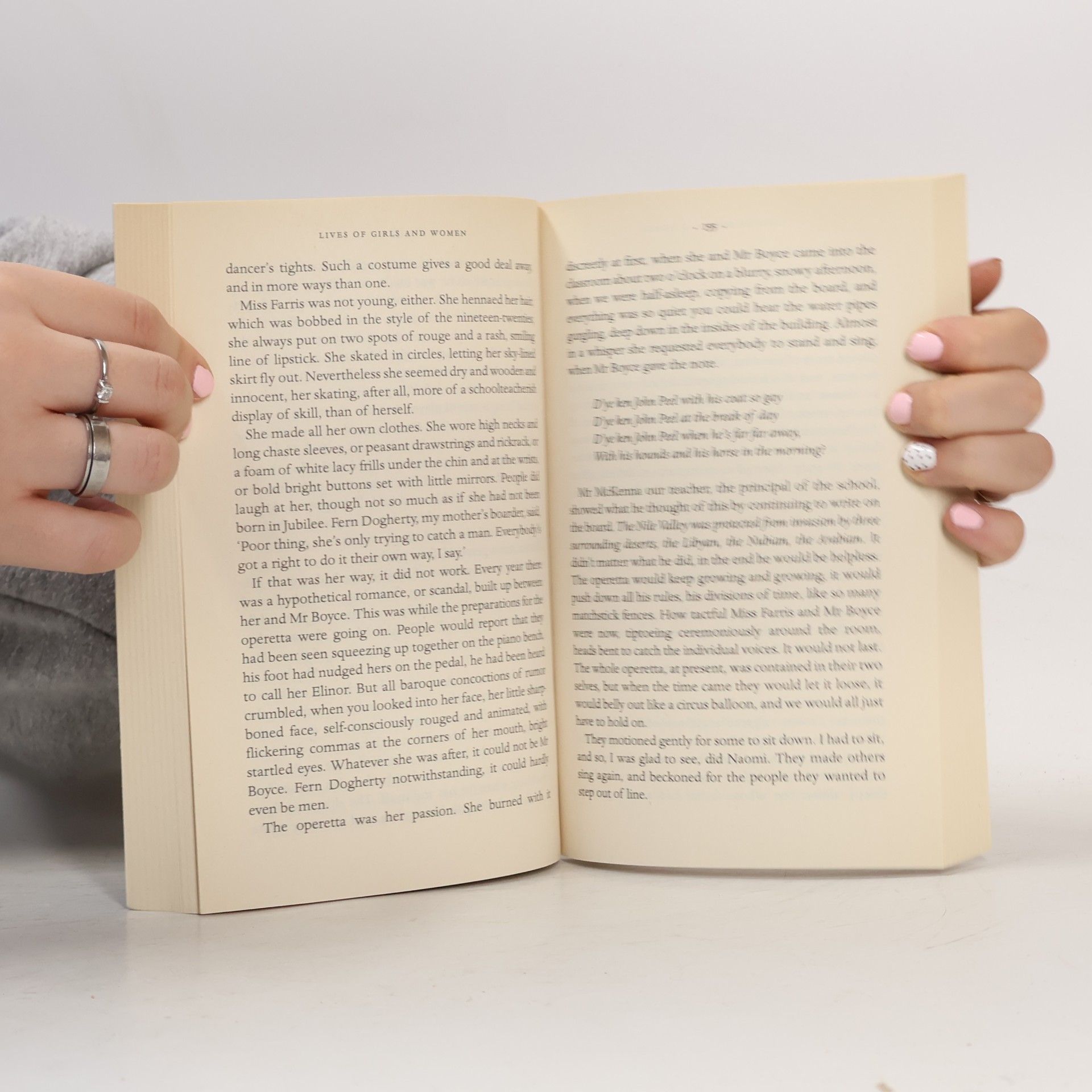 Alice Munro Lives of girls and women