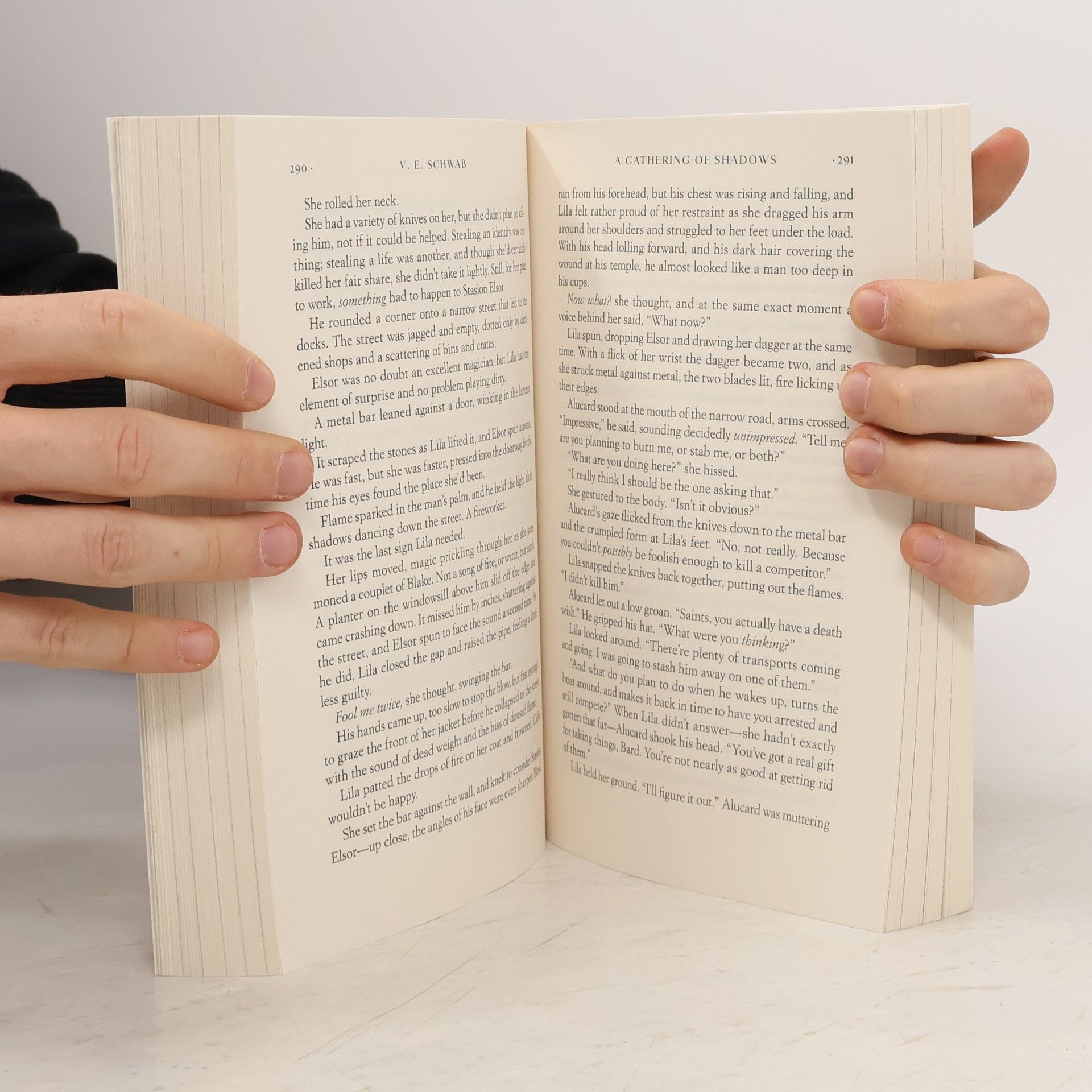 Victoria Schwab GATHERING OF SHADOWS